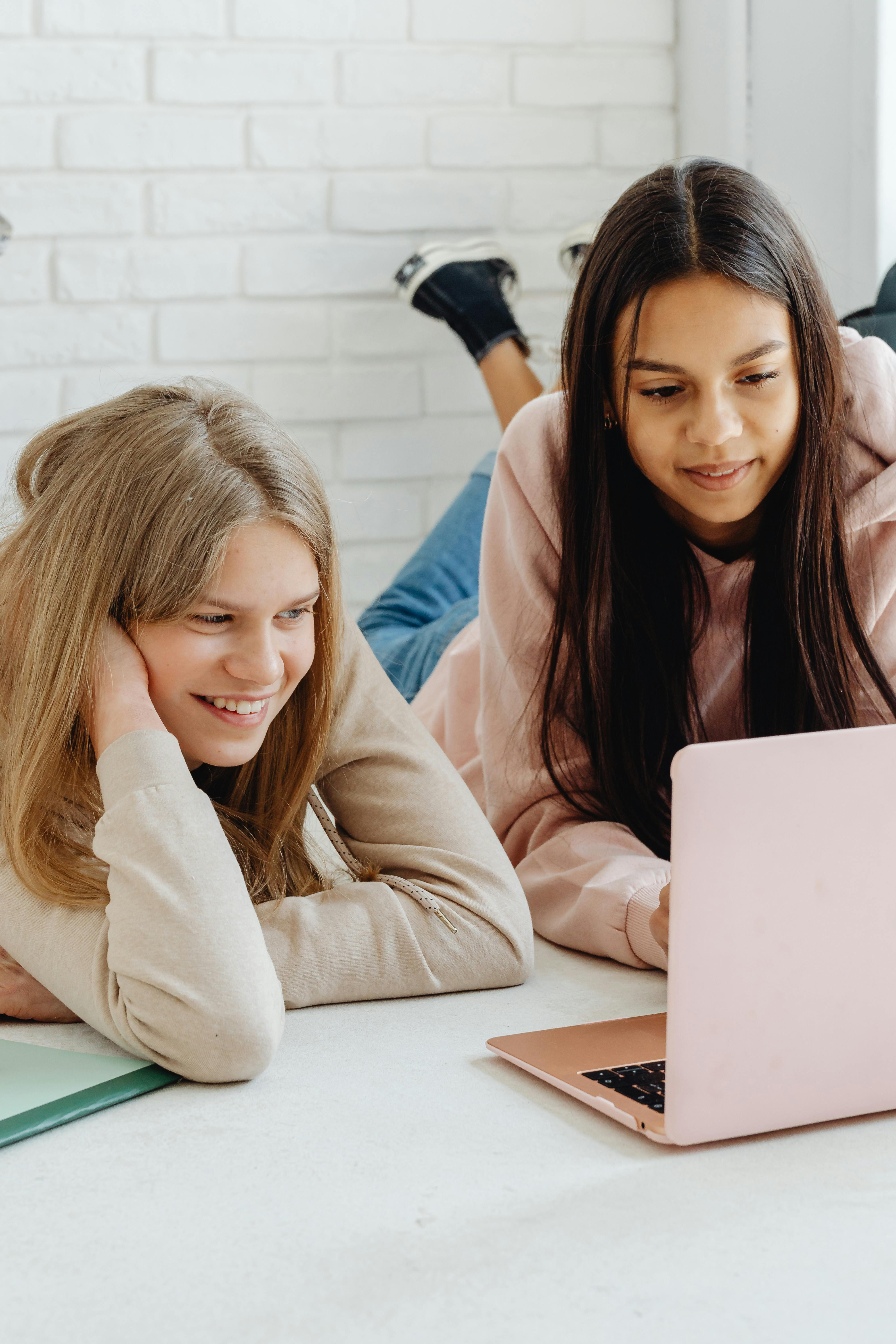 Des amies heureuses qui renforcent leurs liens | Source : Pexels