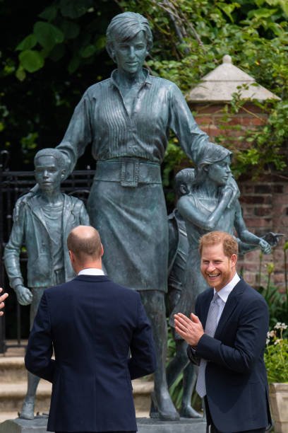 Le Prince Harry et le Prince William devant la statue de leur mère la princesse Diana | Photo : Getty Images