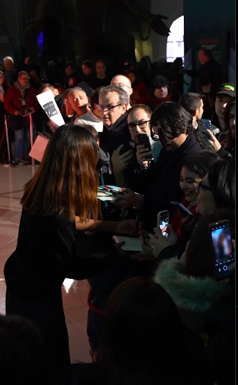 Zoe Saldaña signant des autographes pour les fans lors de la première de "Emilia Perez", posté le 3 décembre 2024 | Source : Instagram/museocinema