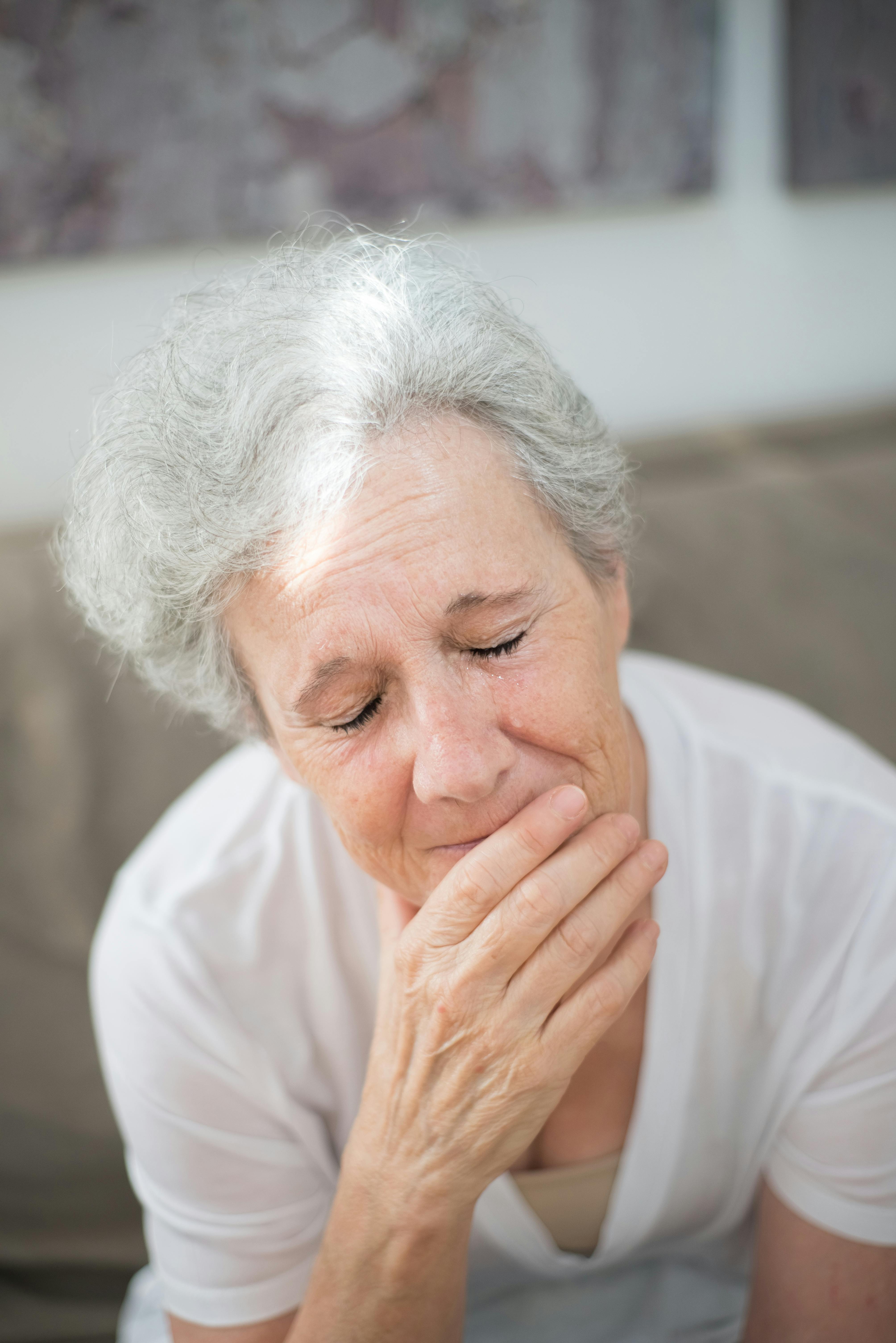 Une femme âgée bouleversée qui pleure les yeux fermés | Source : Pexels
