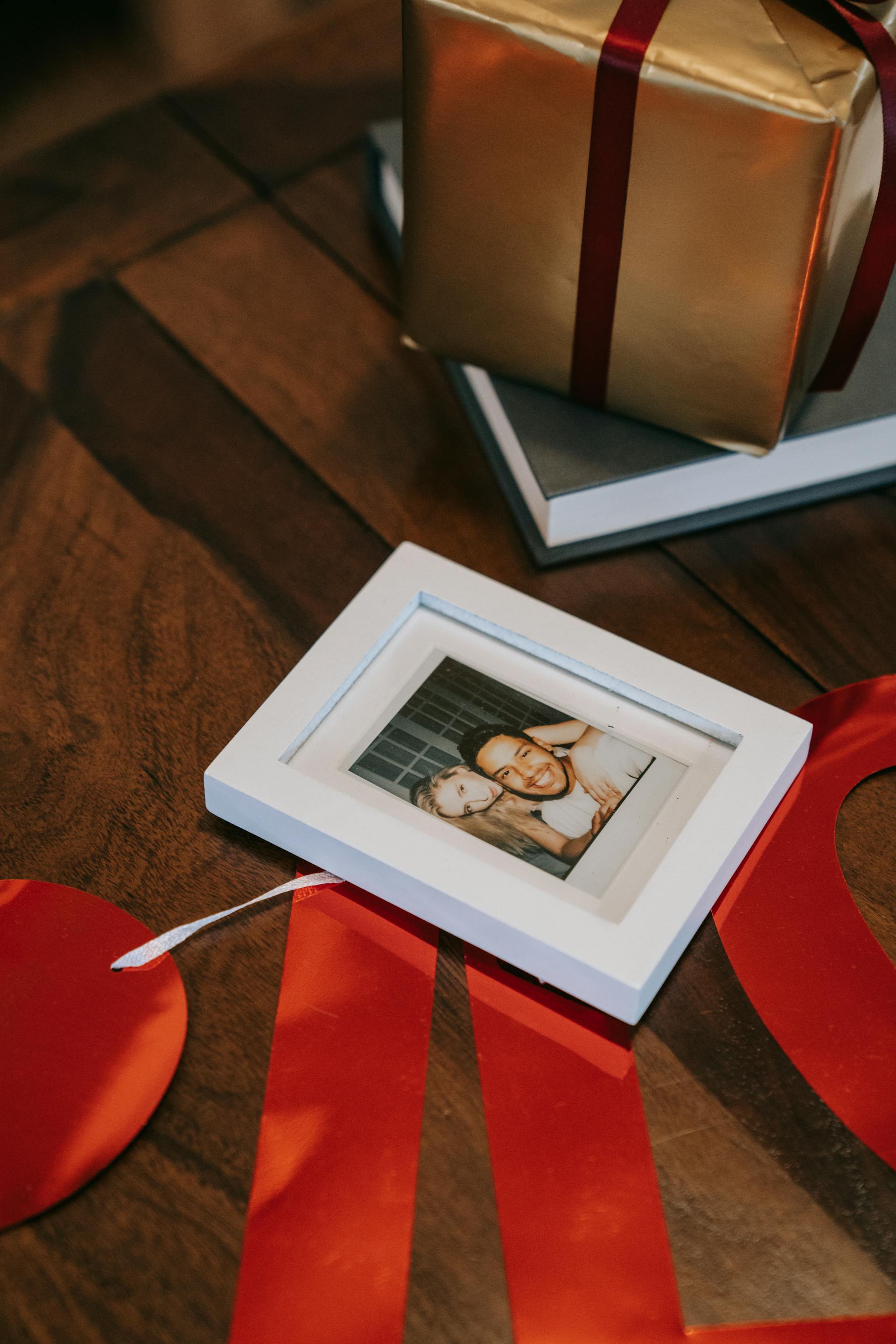 Un cadre en bois avec la photographie d'un couple | Source : Pexels