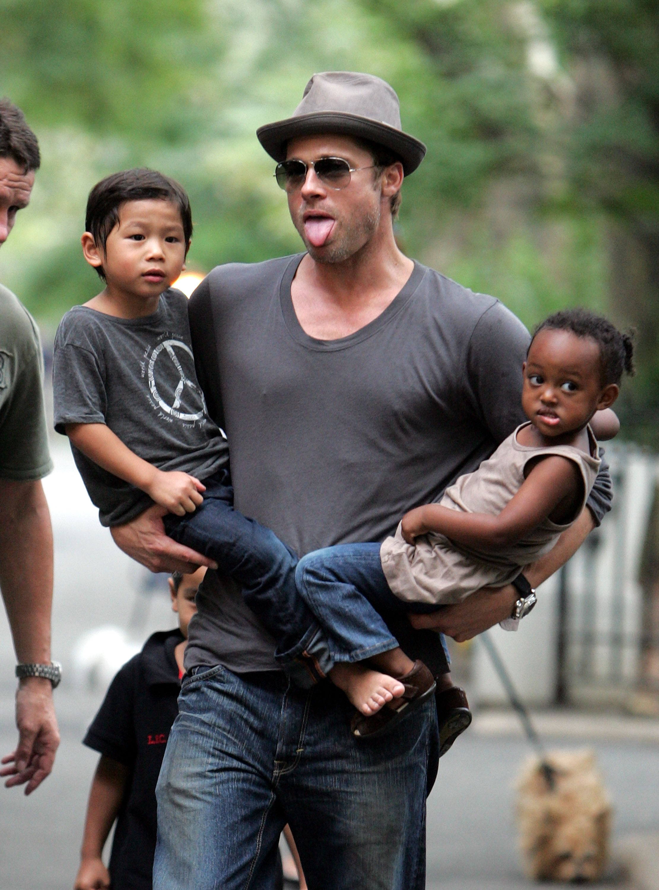 Brad Pitt avec Zahara Jolie-Pitt, Pax Jolie-Pitt et Maddox Jolie-Pitt à New York le 26 août 2007 | Source : Getty Images