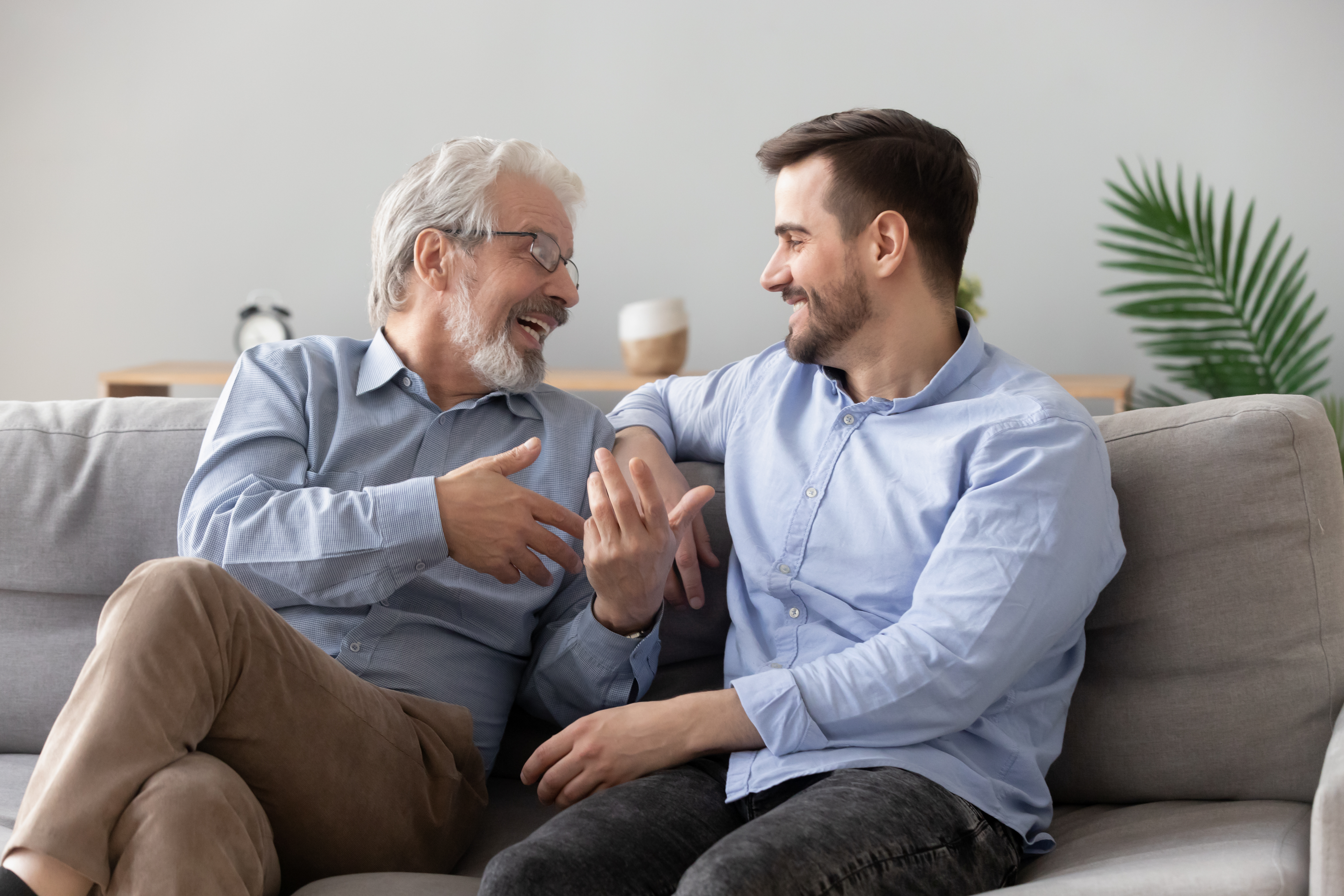 Un père âgé discute avec son fils adulte | Source : Shutterstock