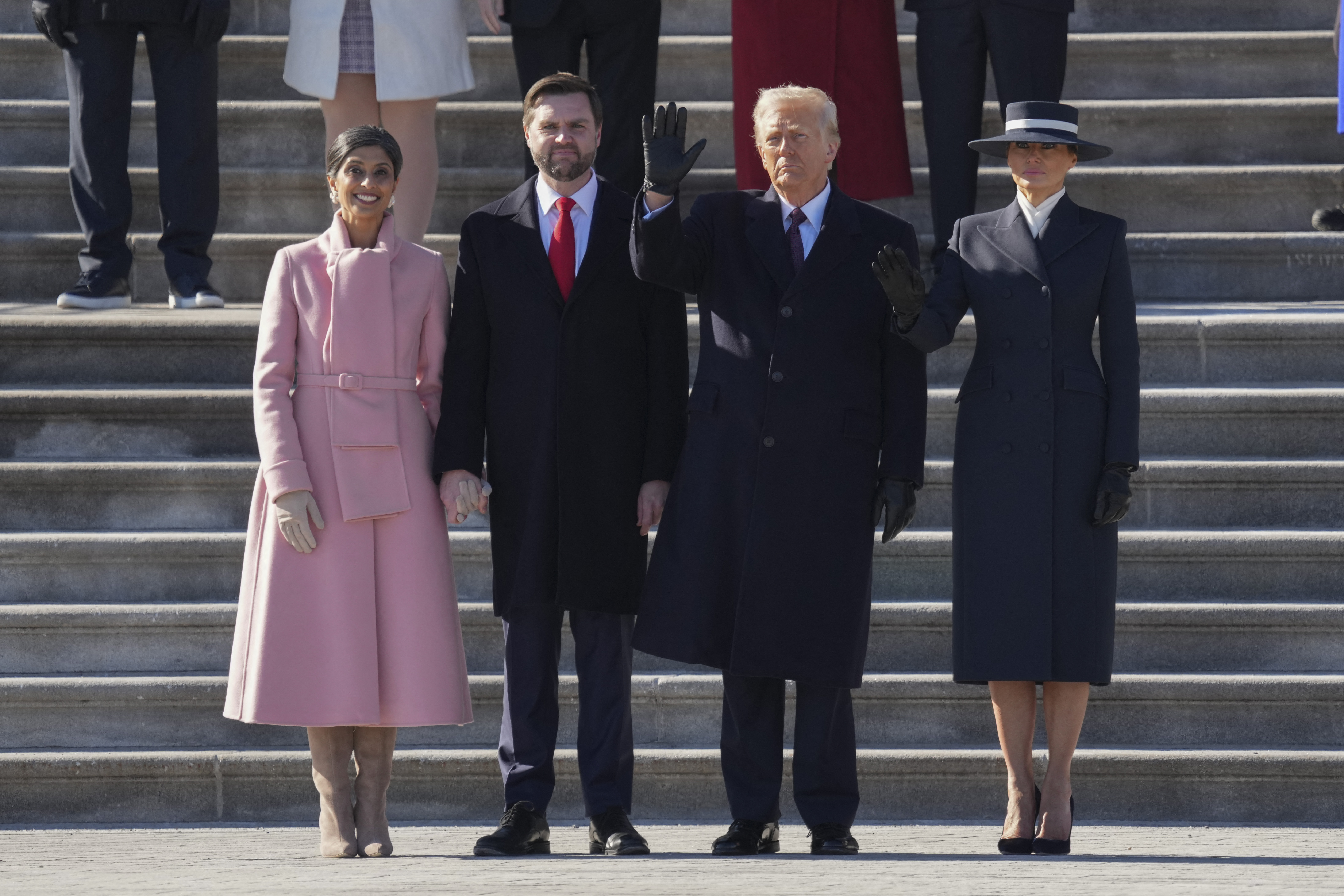 La seconde dame Usha Vance, le vice-président JD Vance, le président Donald Trump et la première dame Melania Trump posant sur les marches du Capitole. | Source : Getty Images