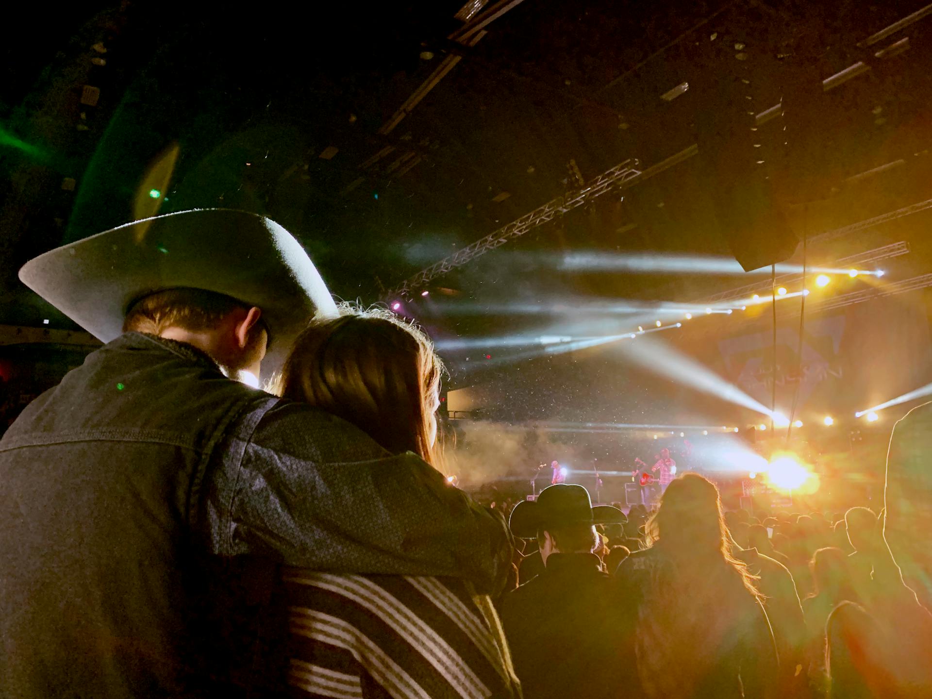 Un couple lors d'un festival de musique | Source : Pexels