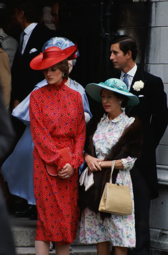Lady Diana Spencer avec son fiancé le prince Charles et la princesse Margaret au mariage de Nicholas Soames et Catherine Weatherall à l'église St. Margaret, Westminster, Londres, le 4 juin 1981 | Photo : Getty Images
