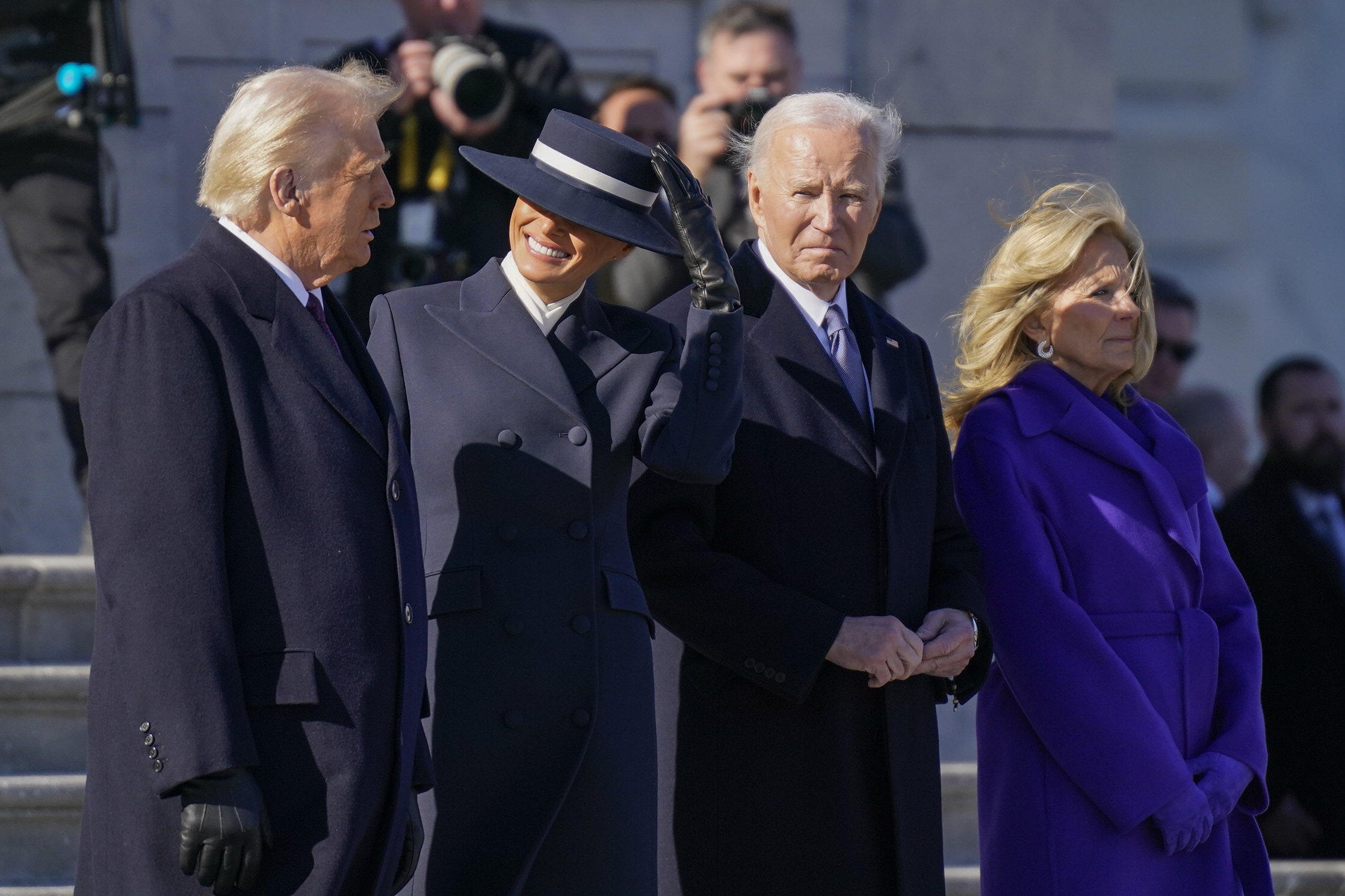 Donald Trump et Melania Trump quittent le Capitole avec Joe Biden et Jill Biden, à l'issue des 60e cérémonies d'investiture, le 20 janvier 2025 | Source : Getty Images