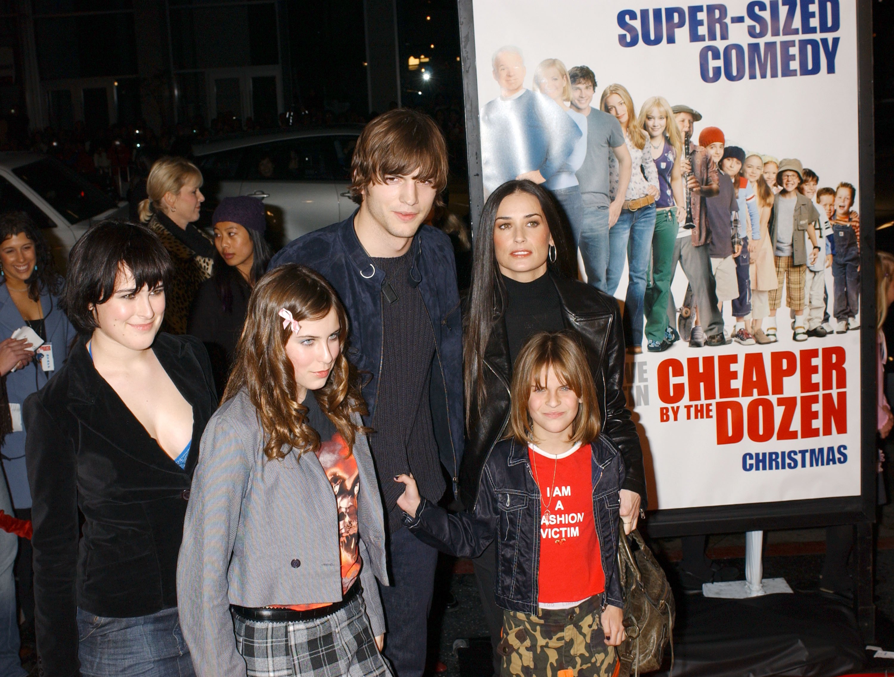 Ashton Kutcher avec Demi Moore et ses trois filles à Los Angeles en 2003 | Source : Getty Images