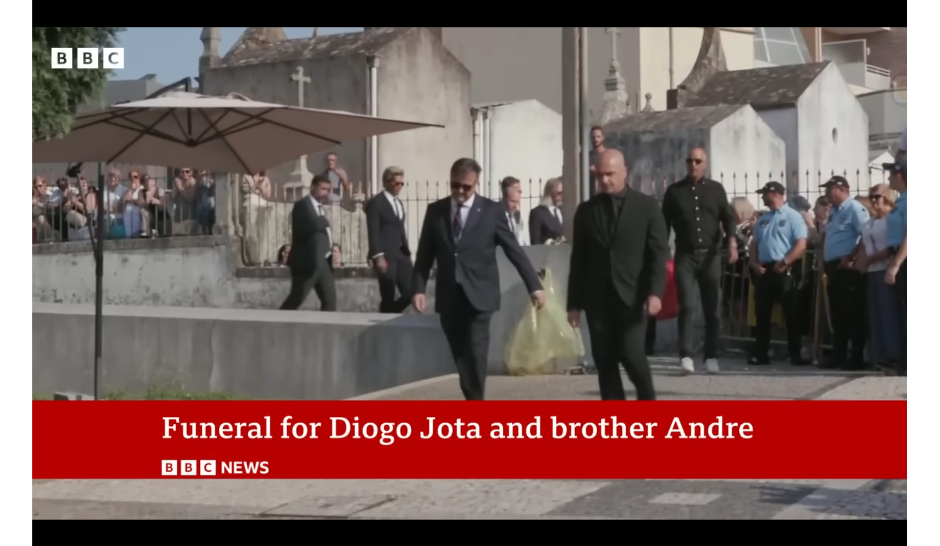 Roberto Martinez, vêtu d'une tenue entièrement noire, assiste au service funéraire de Diogo Jota et de son frère, André Silva | Source : YouTube/bbcnews