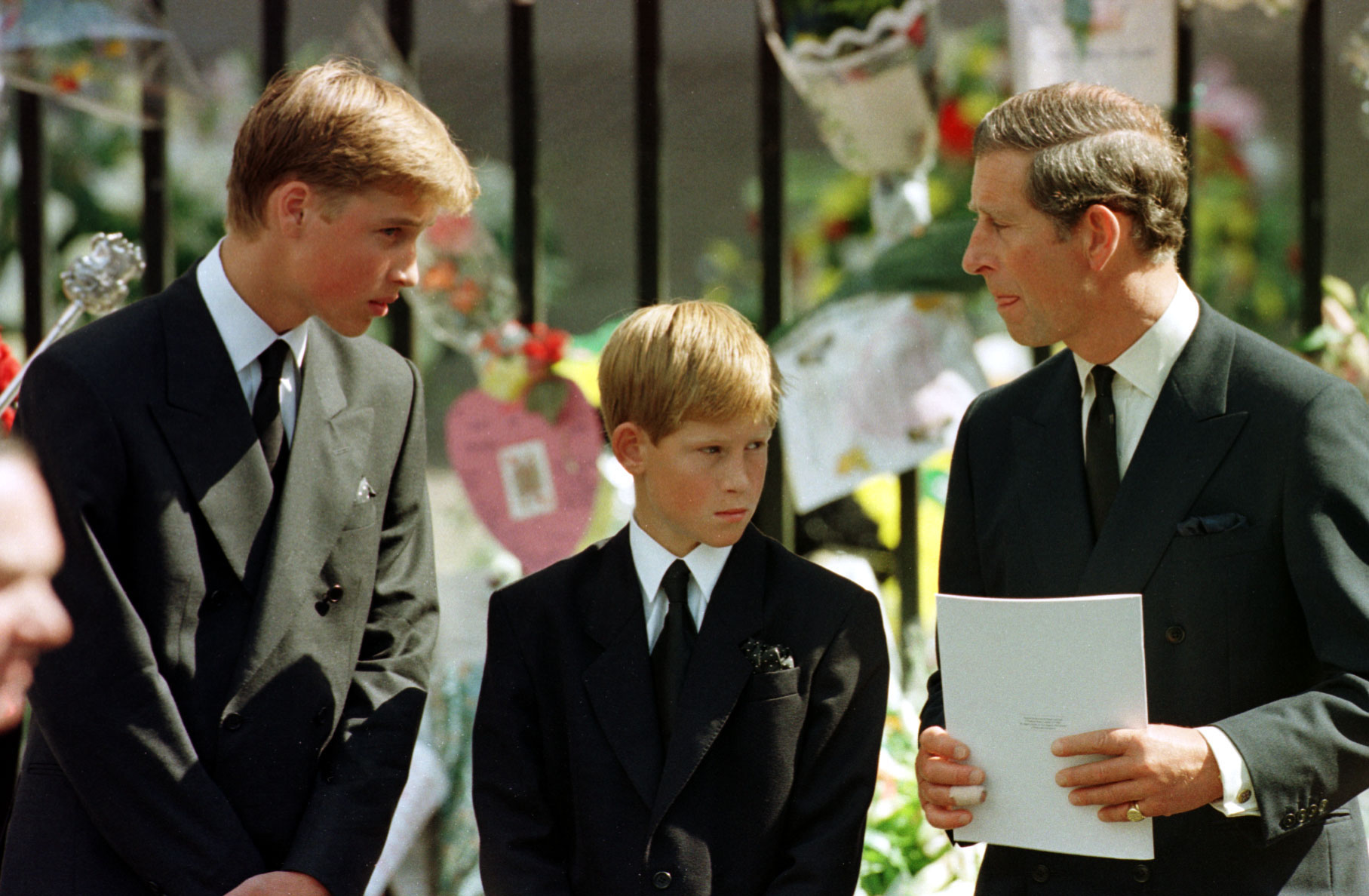 Charles Prince de Galles, le Prince William et le Prince Harry lors des funérailles de Diana, Princesse de Galles, le 06 septembre 1997 à l'Abbaye de Westminster, Londres | Source : Getty Images