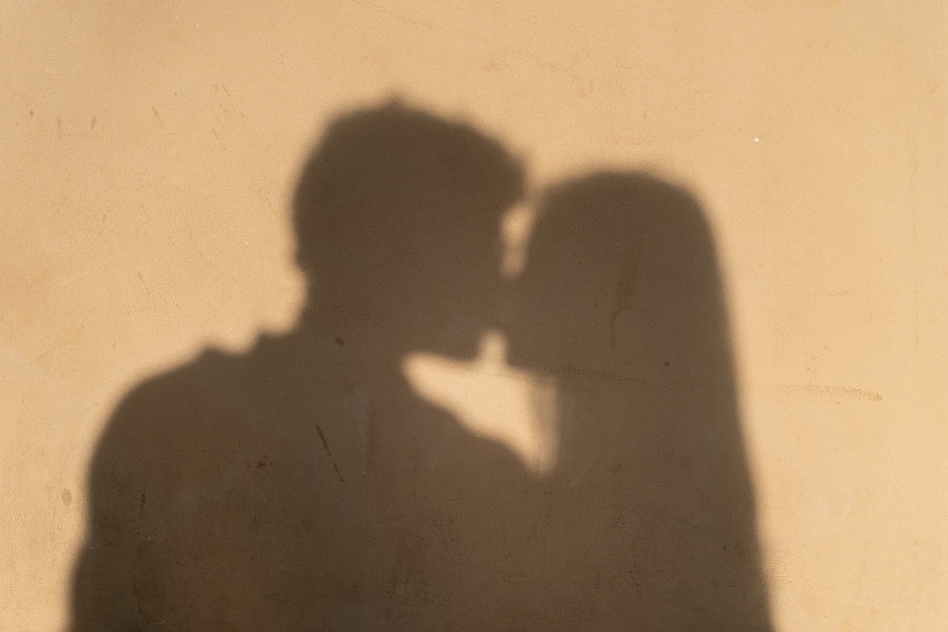 Silhouette d'un couple qui s'embrasse | Source : Unsplash