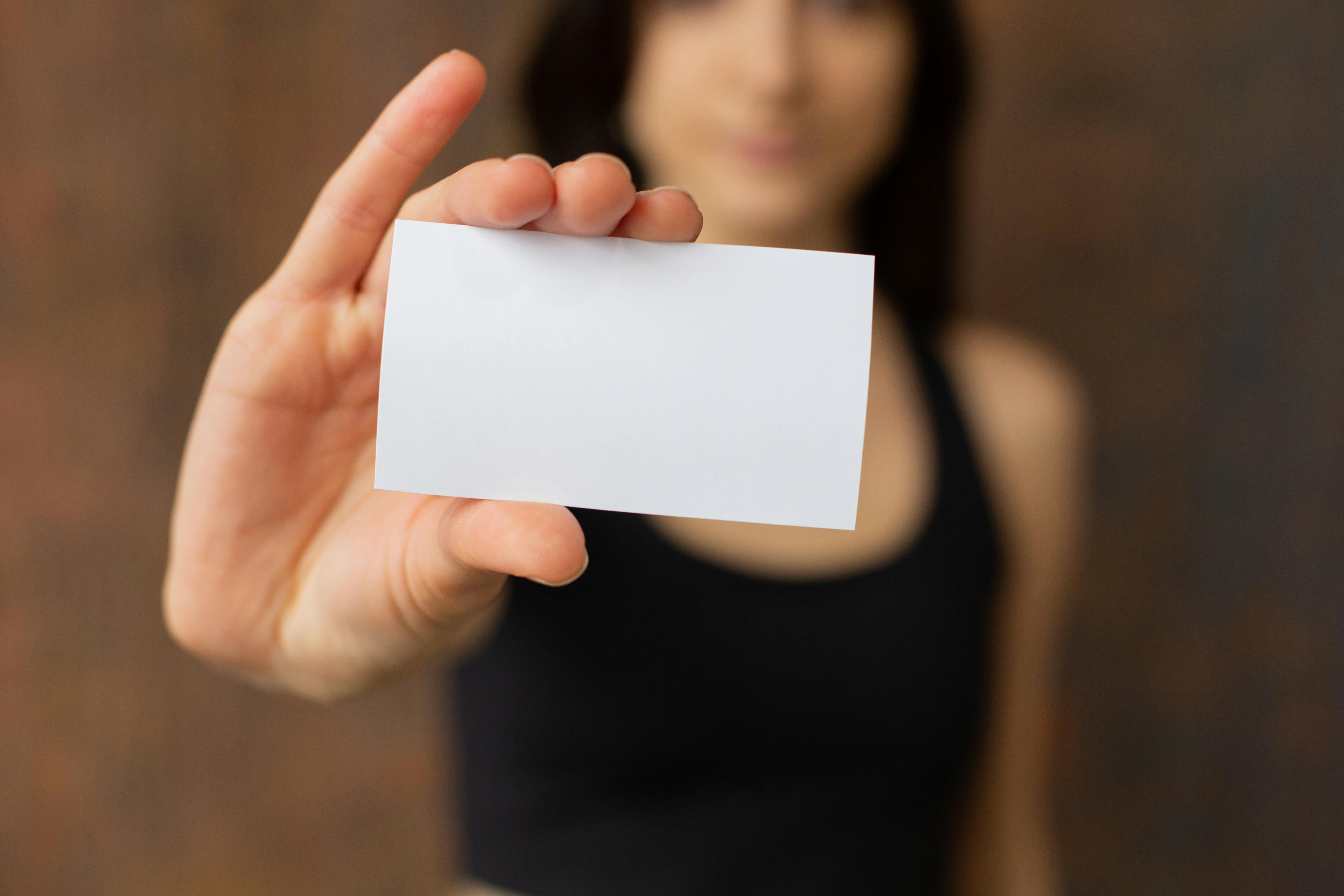 Une femme tenant une carte de visite | Source : Pexels