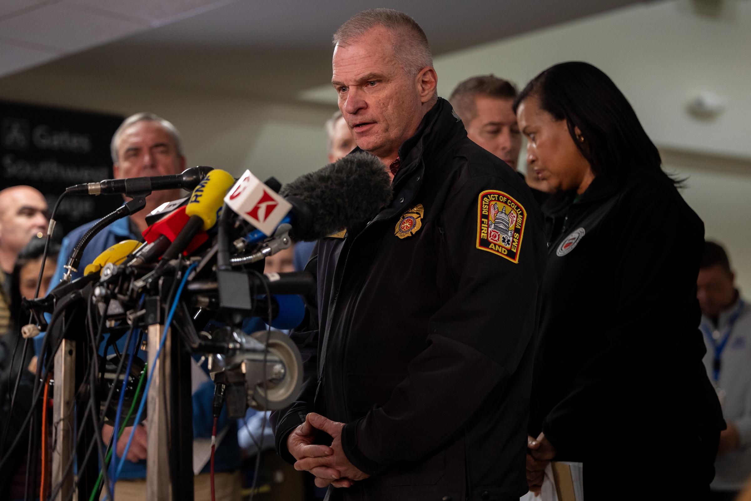 Le chef des pompiers et des services médicaux d'urgence de DC, John Donnelly, s'exprime lors d'une conférence de presse avec d'autres représentants du gouvernement sur les efforts de sauvetage suite à une collision entre un avion d'American Airlines et un hélicoptère de l'armée à Washington, DC, le 30 janvier 2025 | Source : Getty Images