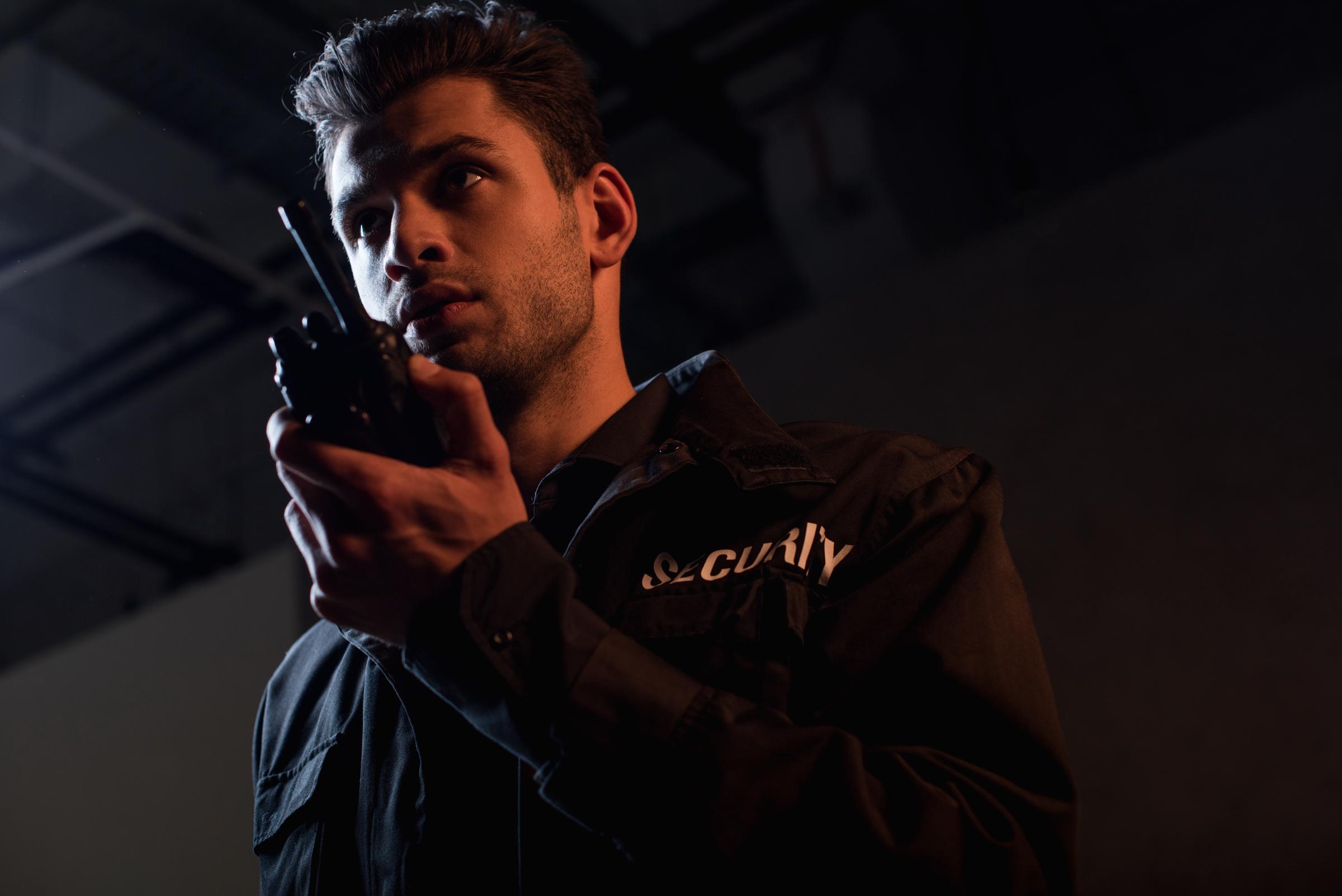 Agent de sécurité utilisant un talkie-walkie | Source : Shutterstock