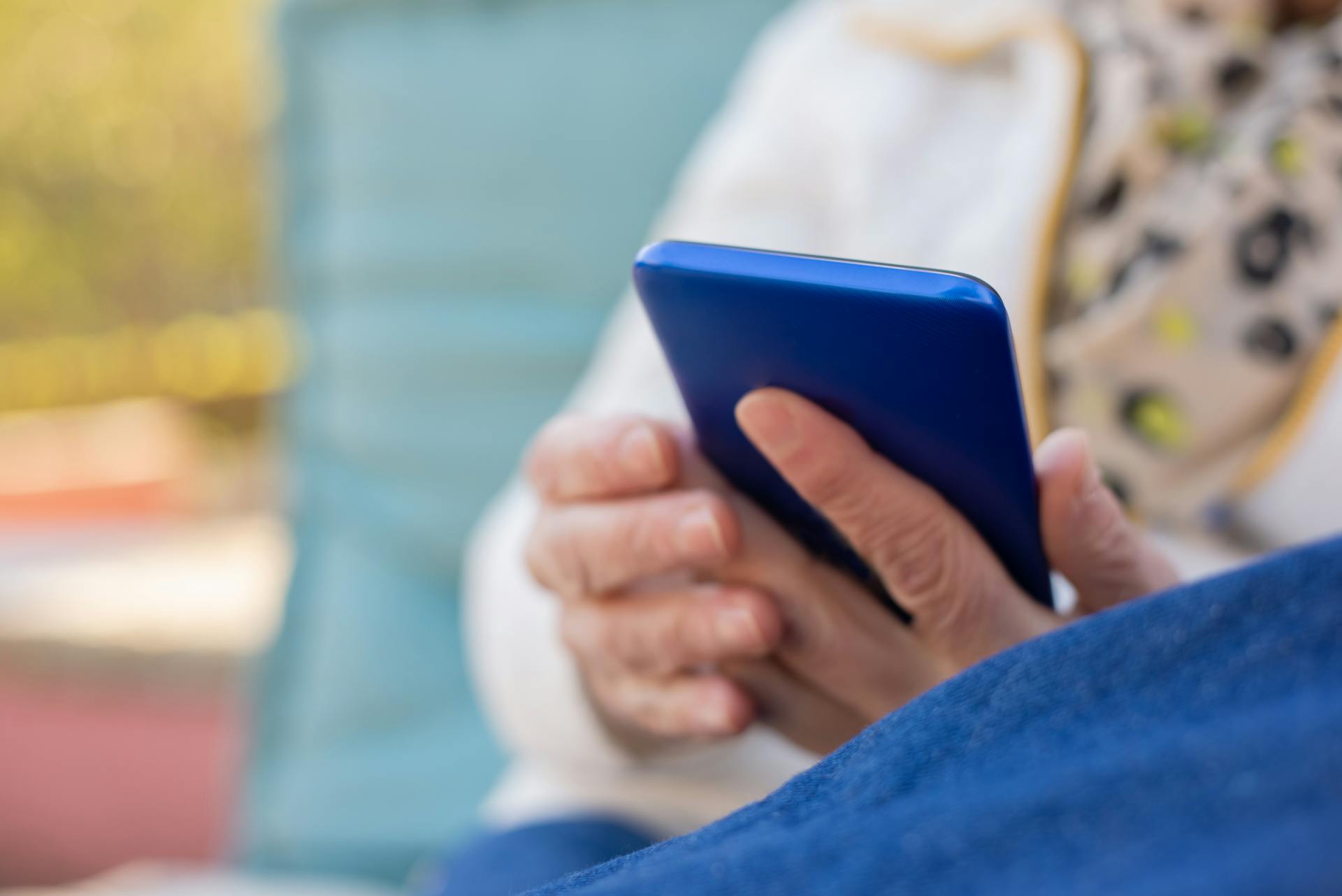 Une femme âgée utilisant son téléphone | Source : Pexels