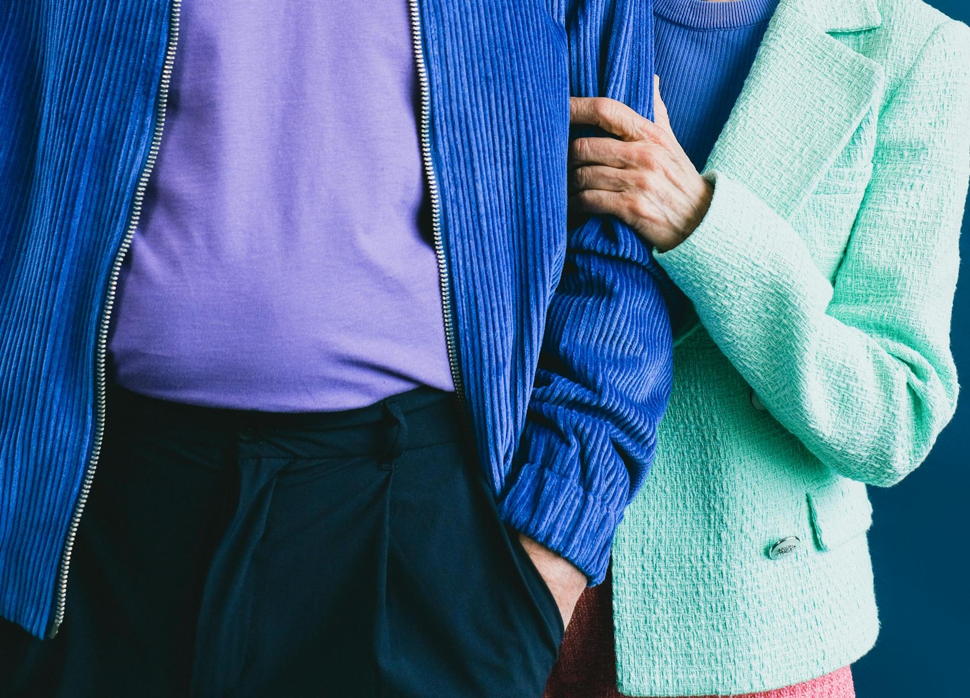 Un couple de personnes âgées se tenant l'un à côté de l'autre | Source : Pexels