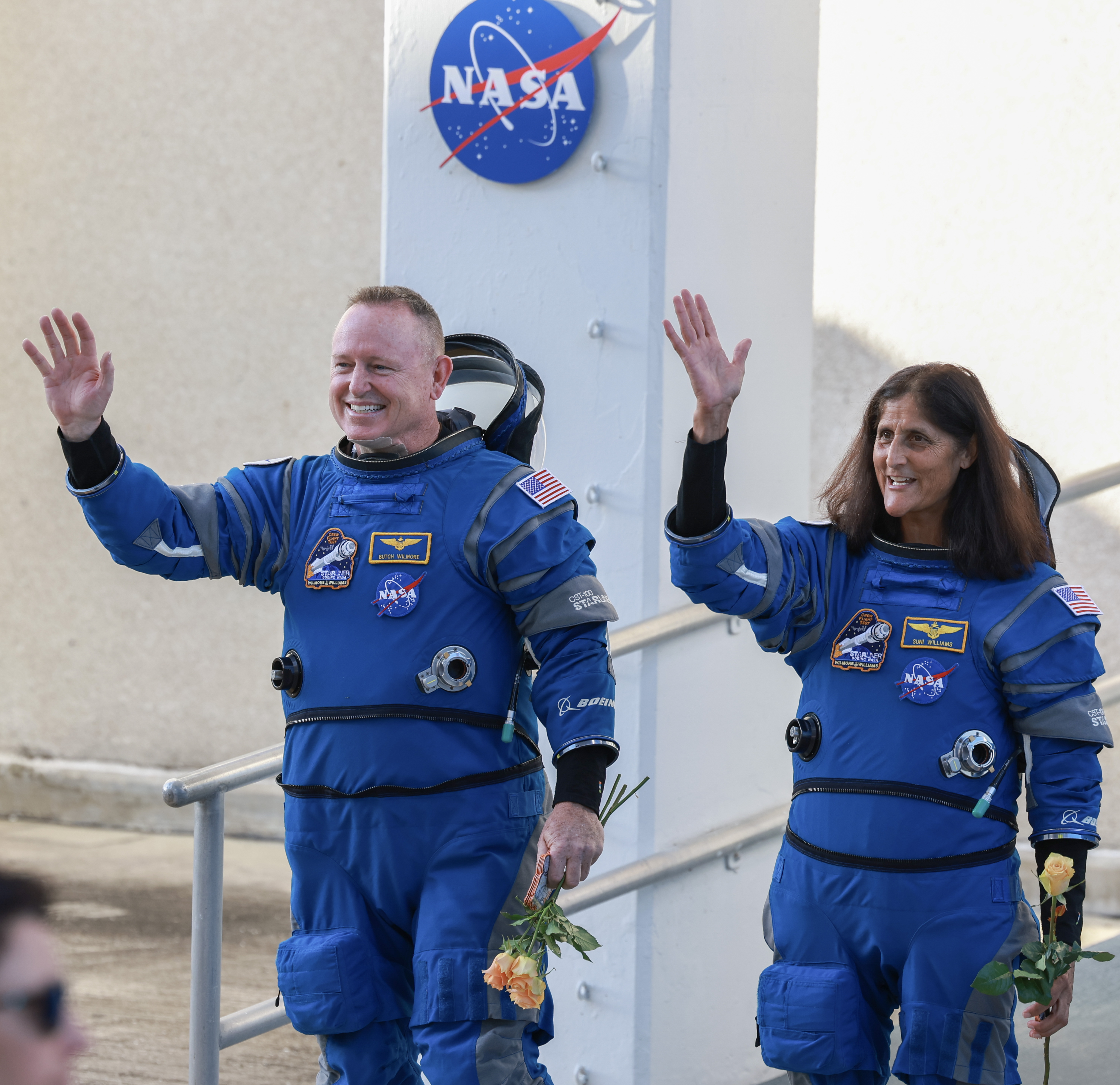 Barry Wilmore et la pilote Sunita Williams sortant du bâtiment des opérations et des vérifications, le 5 juin 2024, à Cap Canaveral, en Floride. | Source : Getty Images