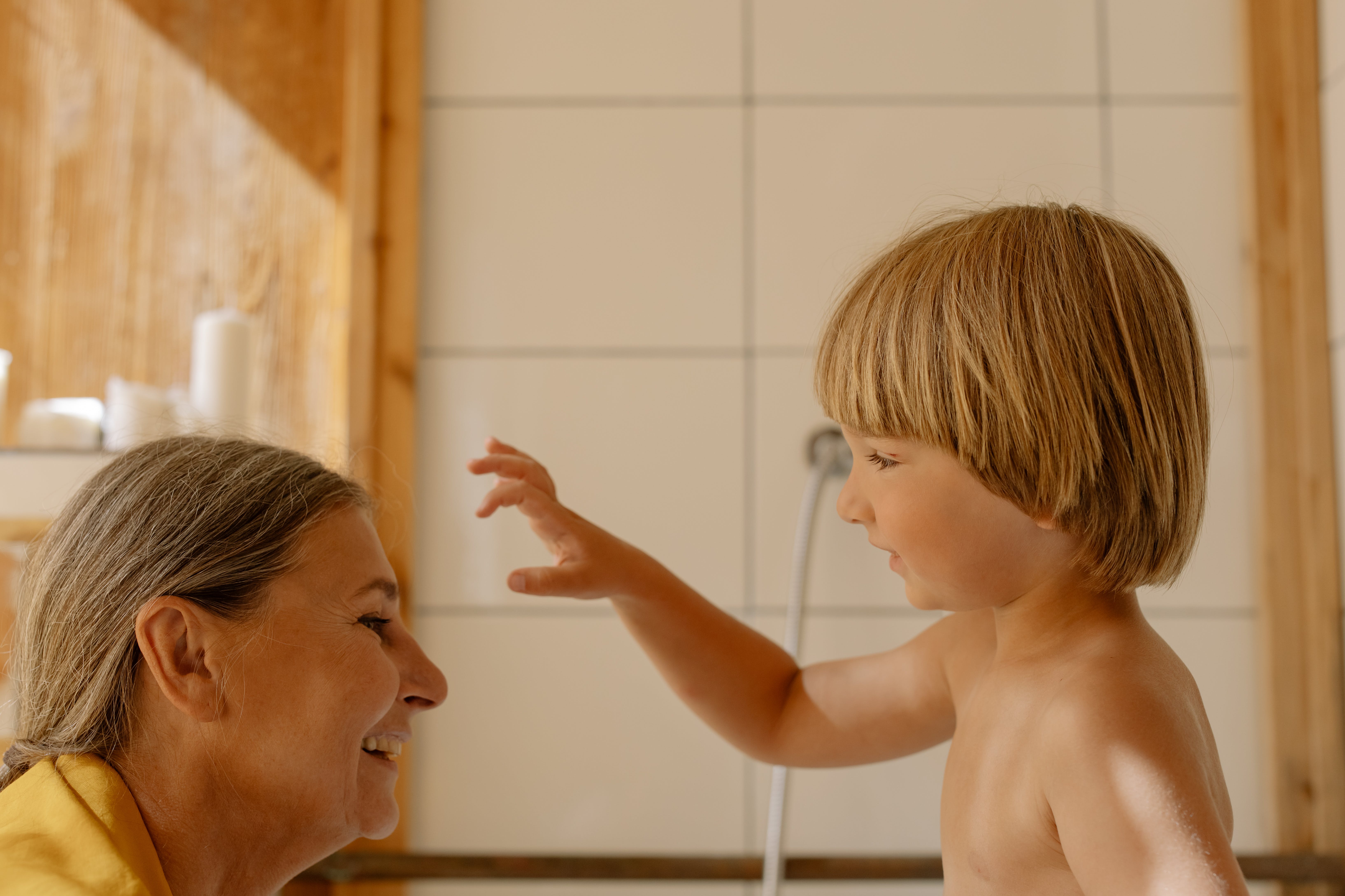 Une femme donne le bain à son petit-fils | Source : Pexels