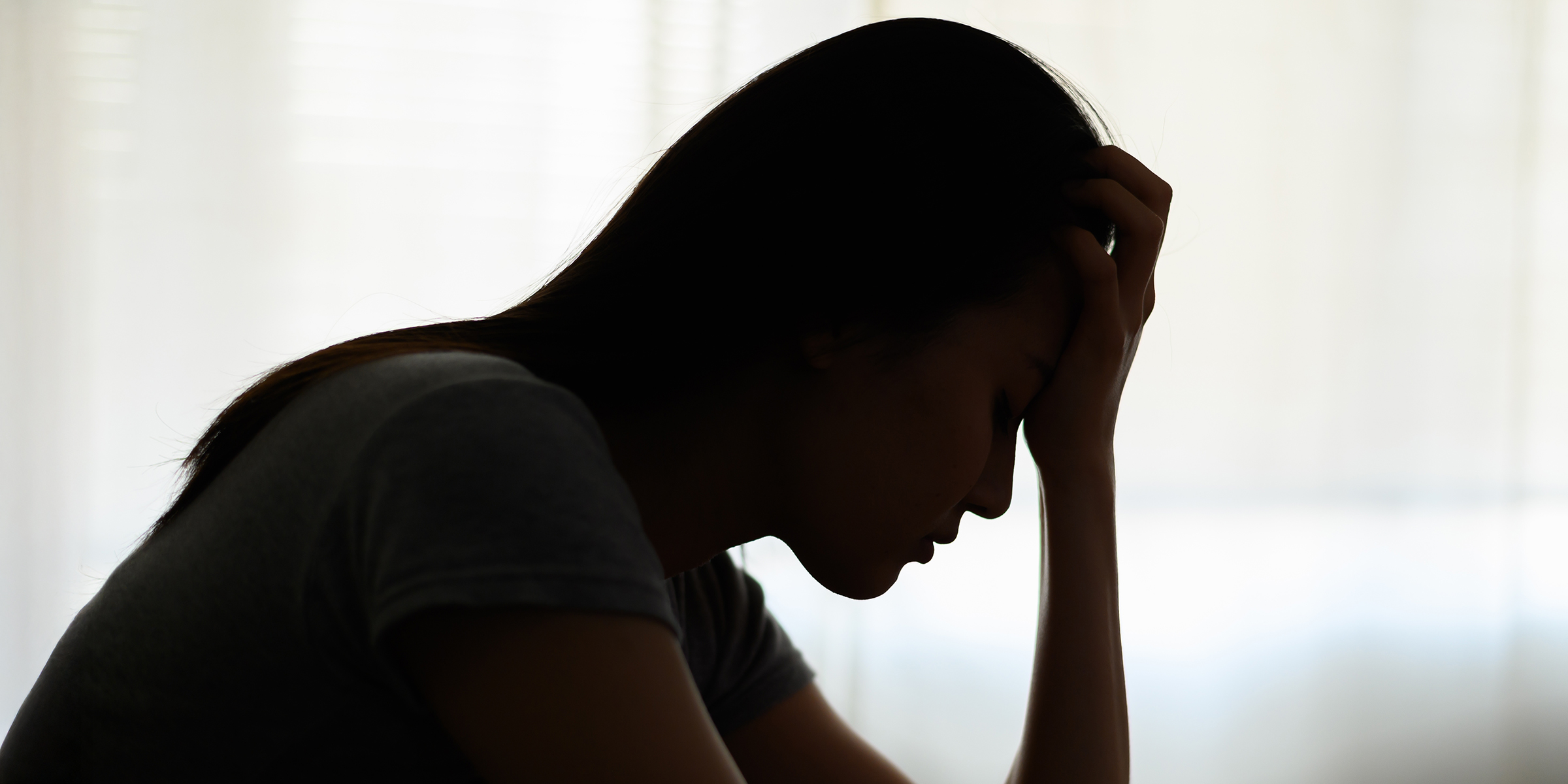 Silhouette d'une femme en détresse | Source : Shutterstock