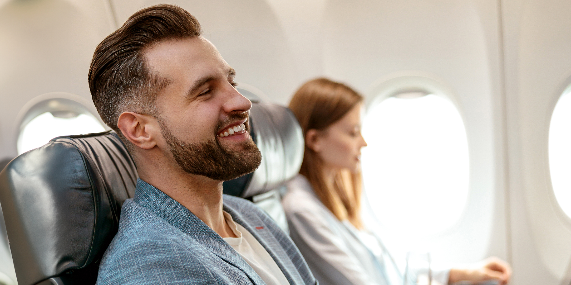 Un homme et une femme dans un avion | Source : Shutterstock