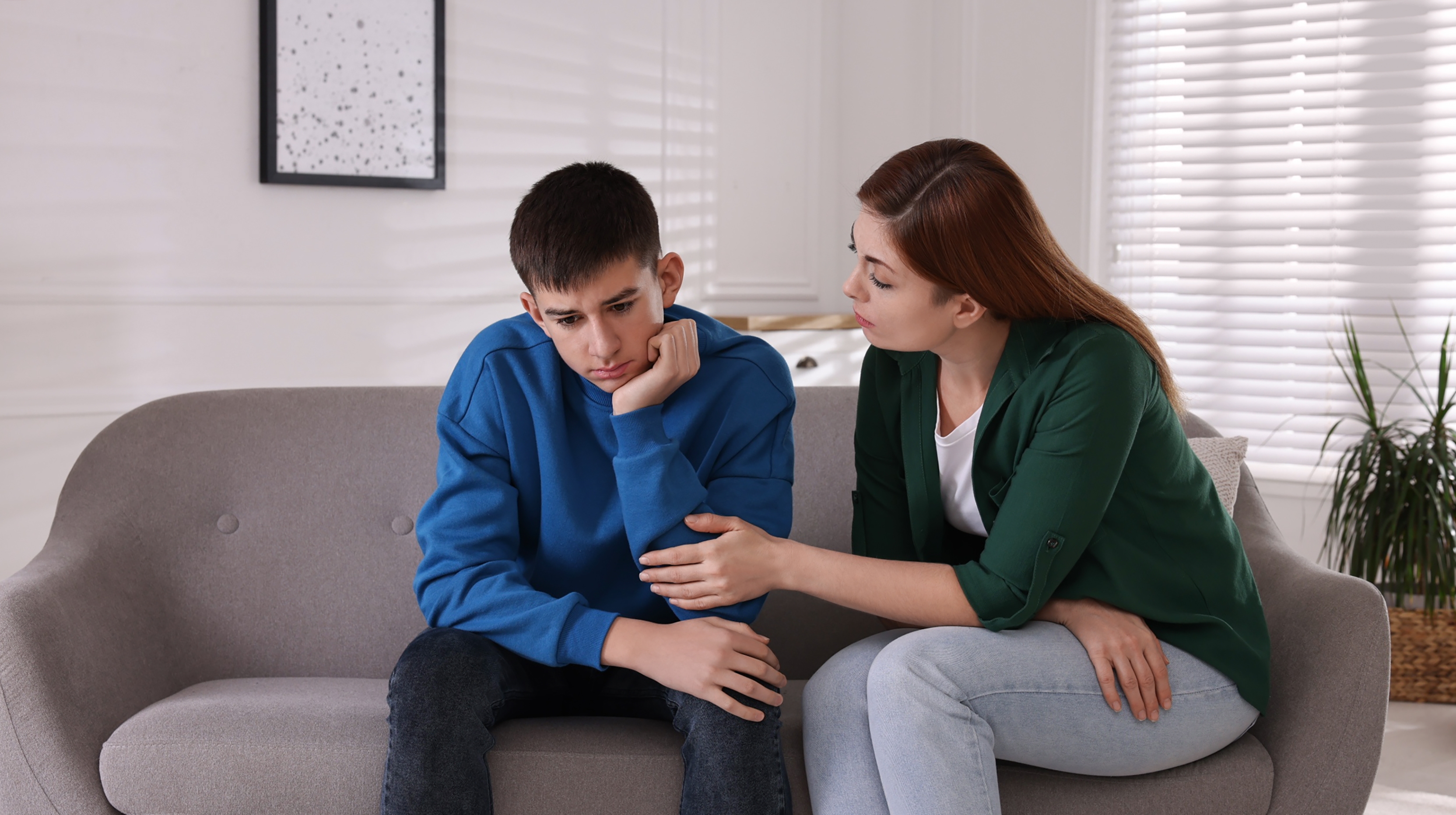 Une mère ayant une conversation sérieuse avec son fils | Source : Shutterstock