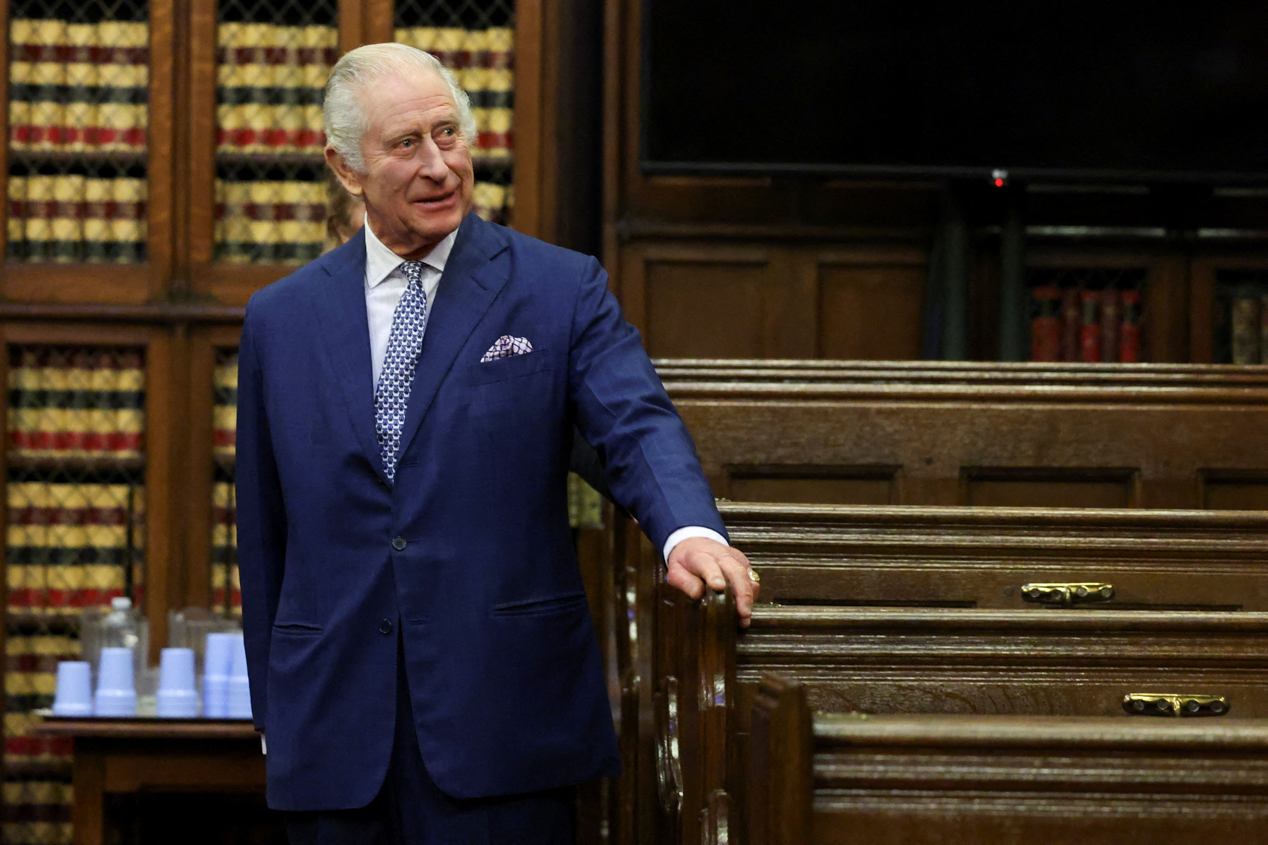 Le roi Charles III visite les cours royales de justice le 14 décembre 2023 à Londres, Angleterre | Source : Getty Images