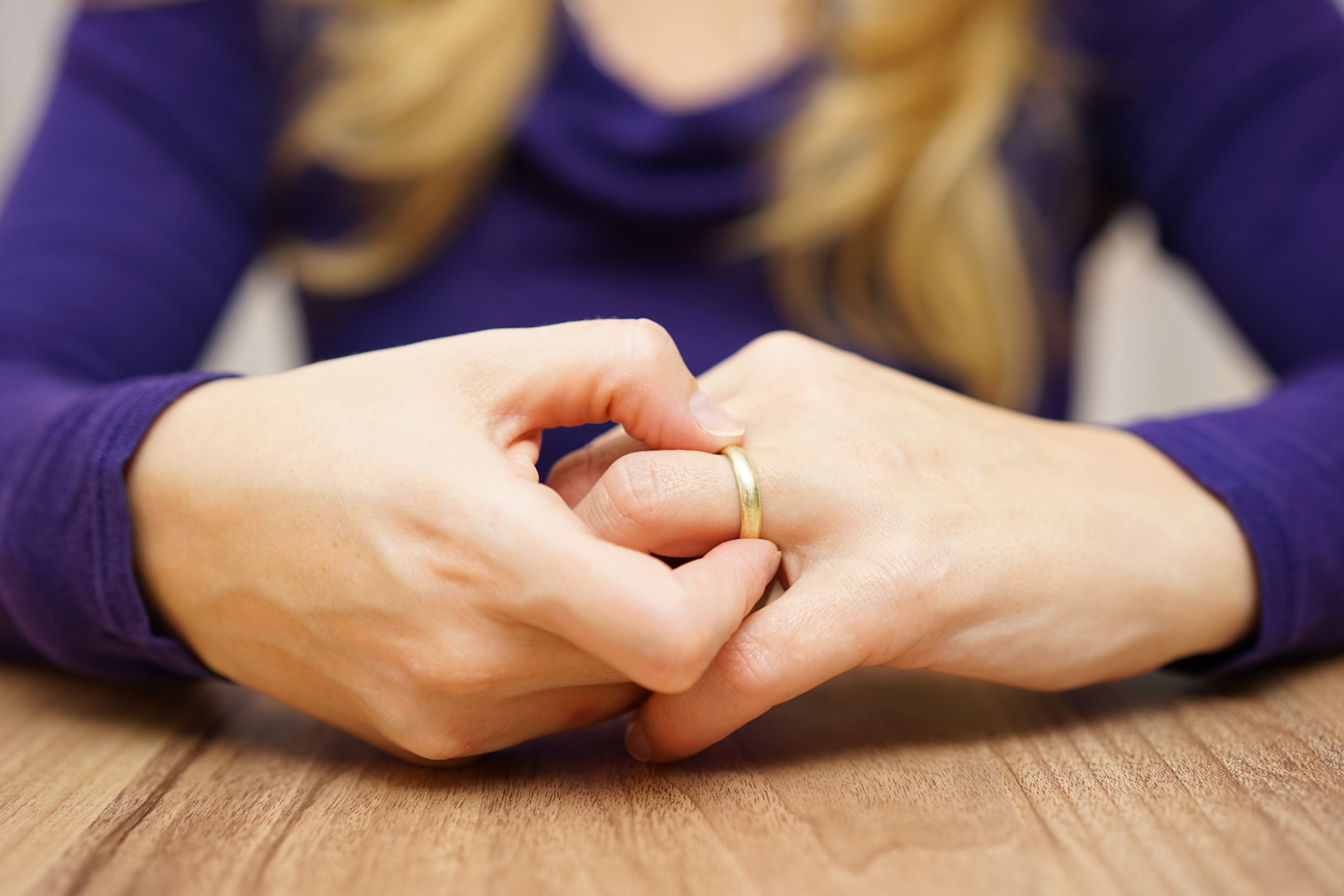 Une femme touchant son alliance | Source : Shutterstock