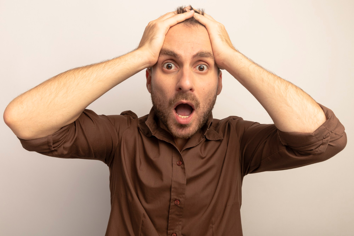 Un homme secoué jusqu'à la moelle | Source : Freepik
