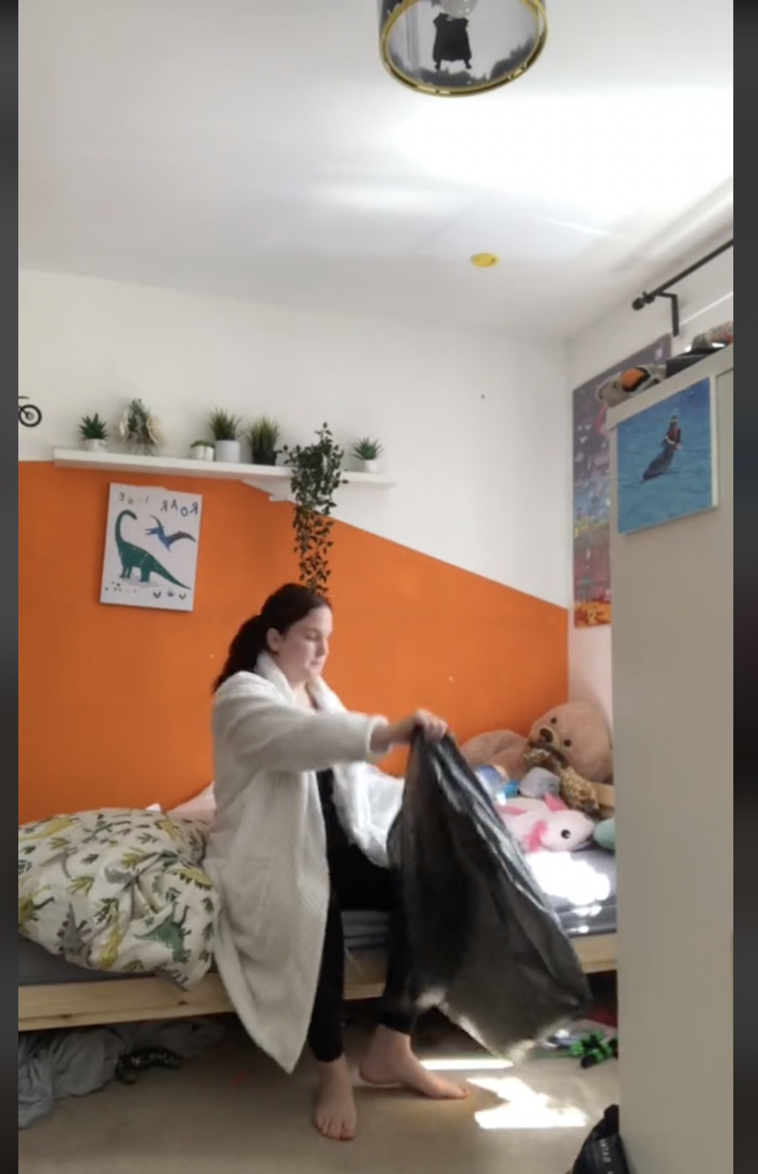 Katie Johnson est photographiée en train de débarrasser la chambre de ses fils dans une vidéo virale | Source : TikTok/katiejohnston07