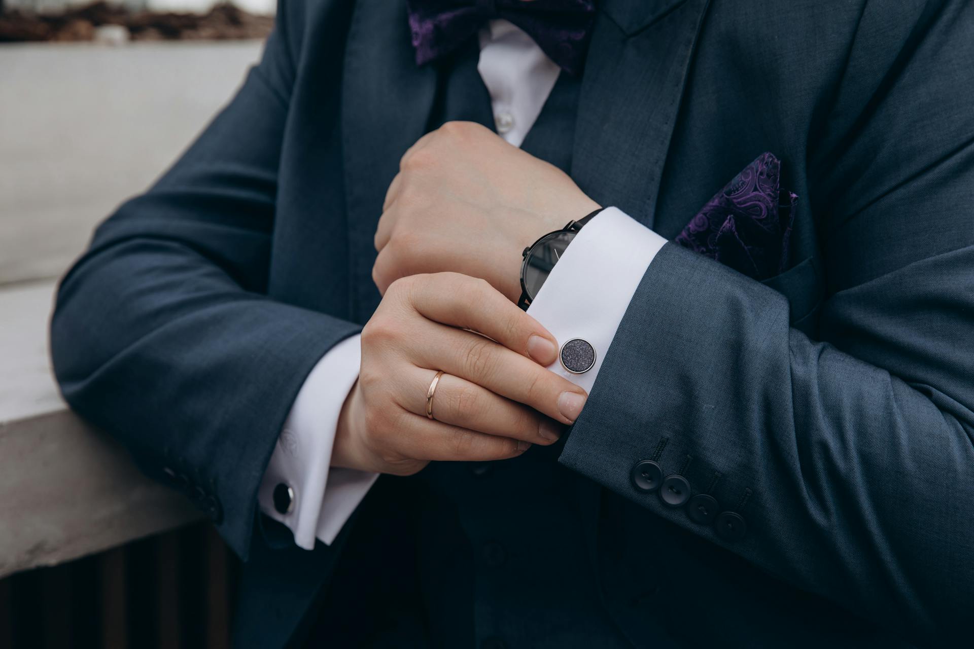 Un homme qui ajuste sa manchette gauche | Source : Pexels