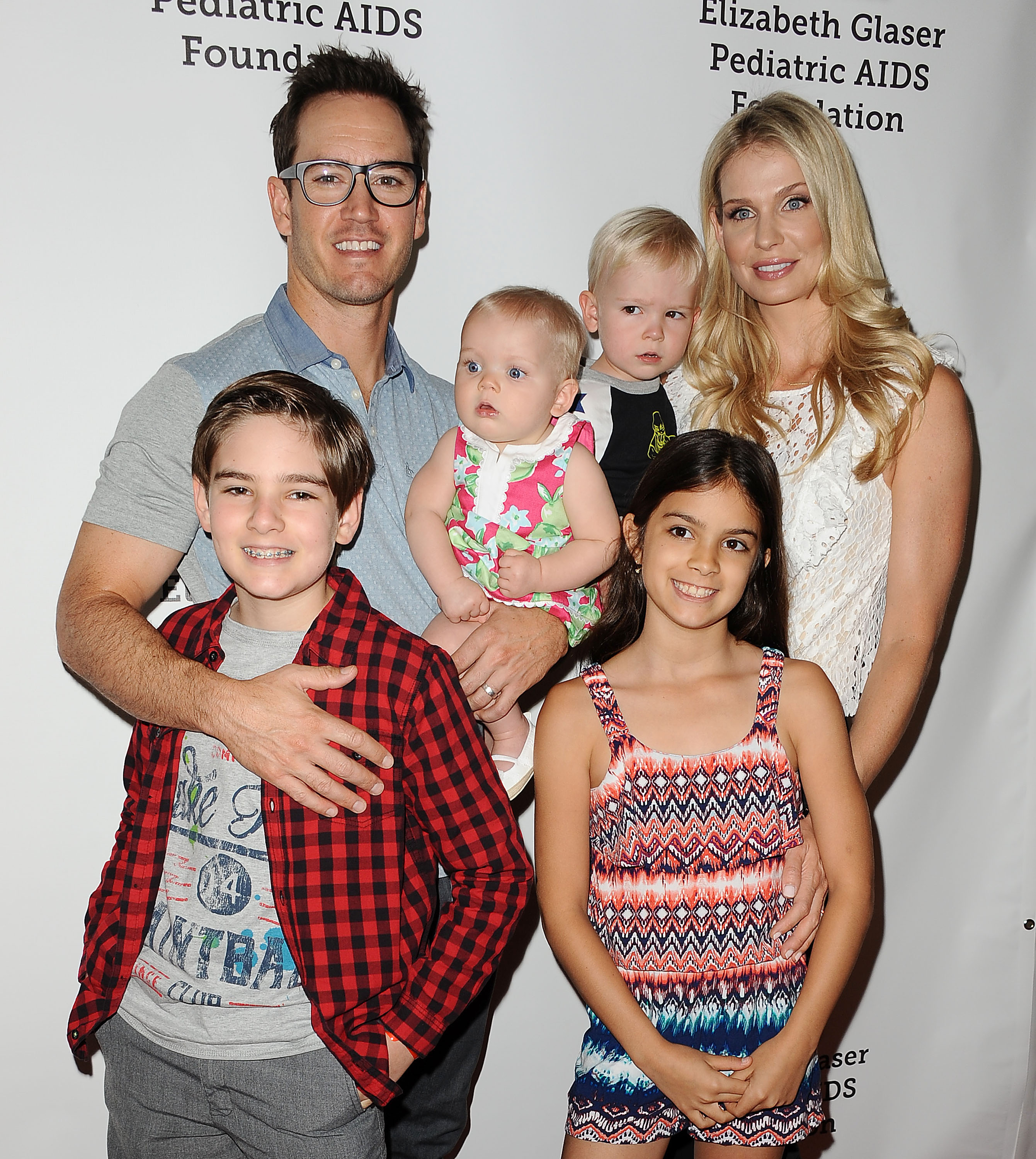 Mark-Paul Gosselaar et Catriona McGinn avec leurs enfants en Californie en 2015 | Source : Getty Images