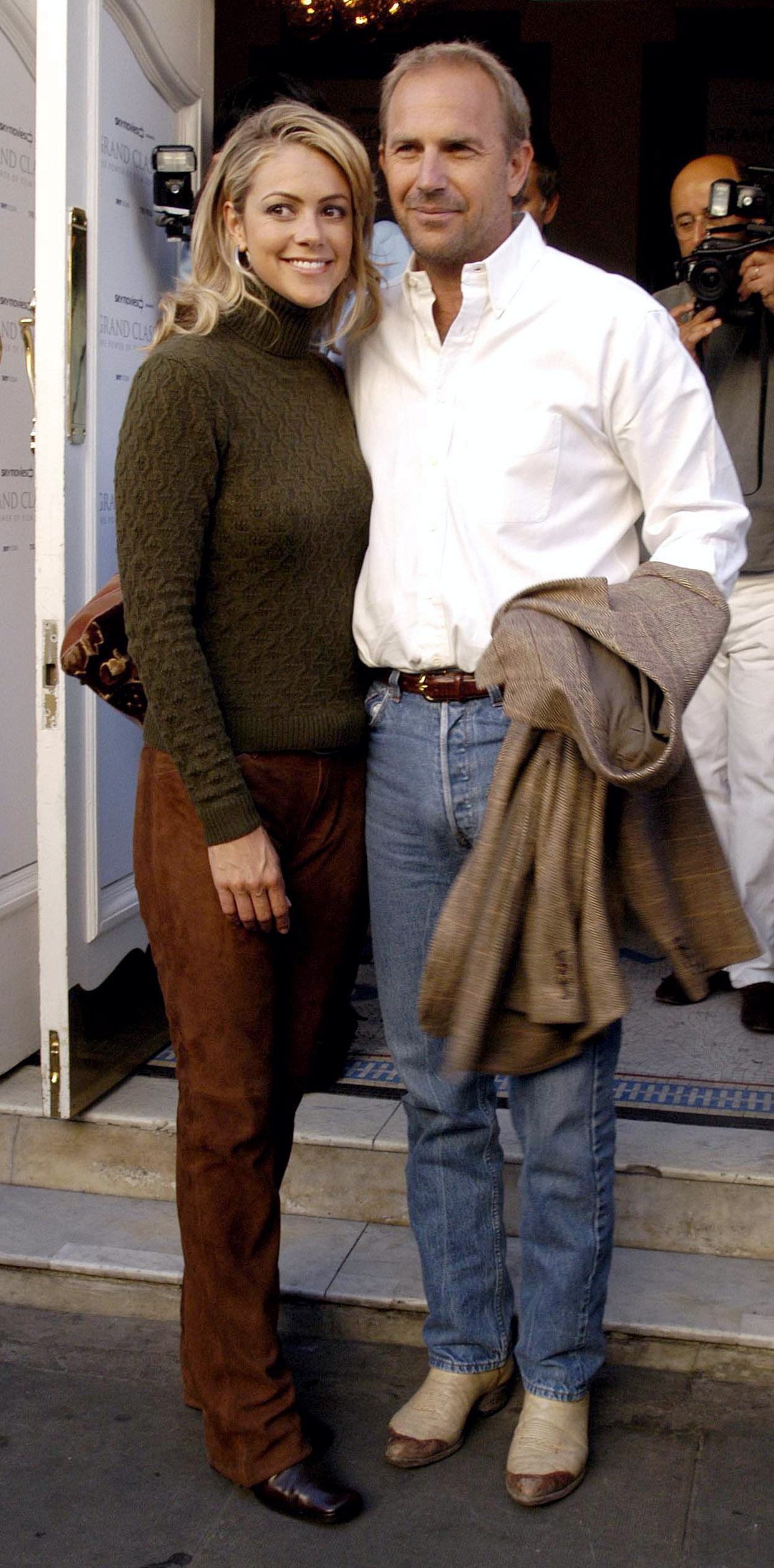Christine Baumgartner et Kevin Costner à la projection de "Cool Hand Luke" ; au cinéma Notting Hill à Londres le 14 septembre 2003 | Source : Getty Images