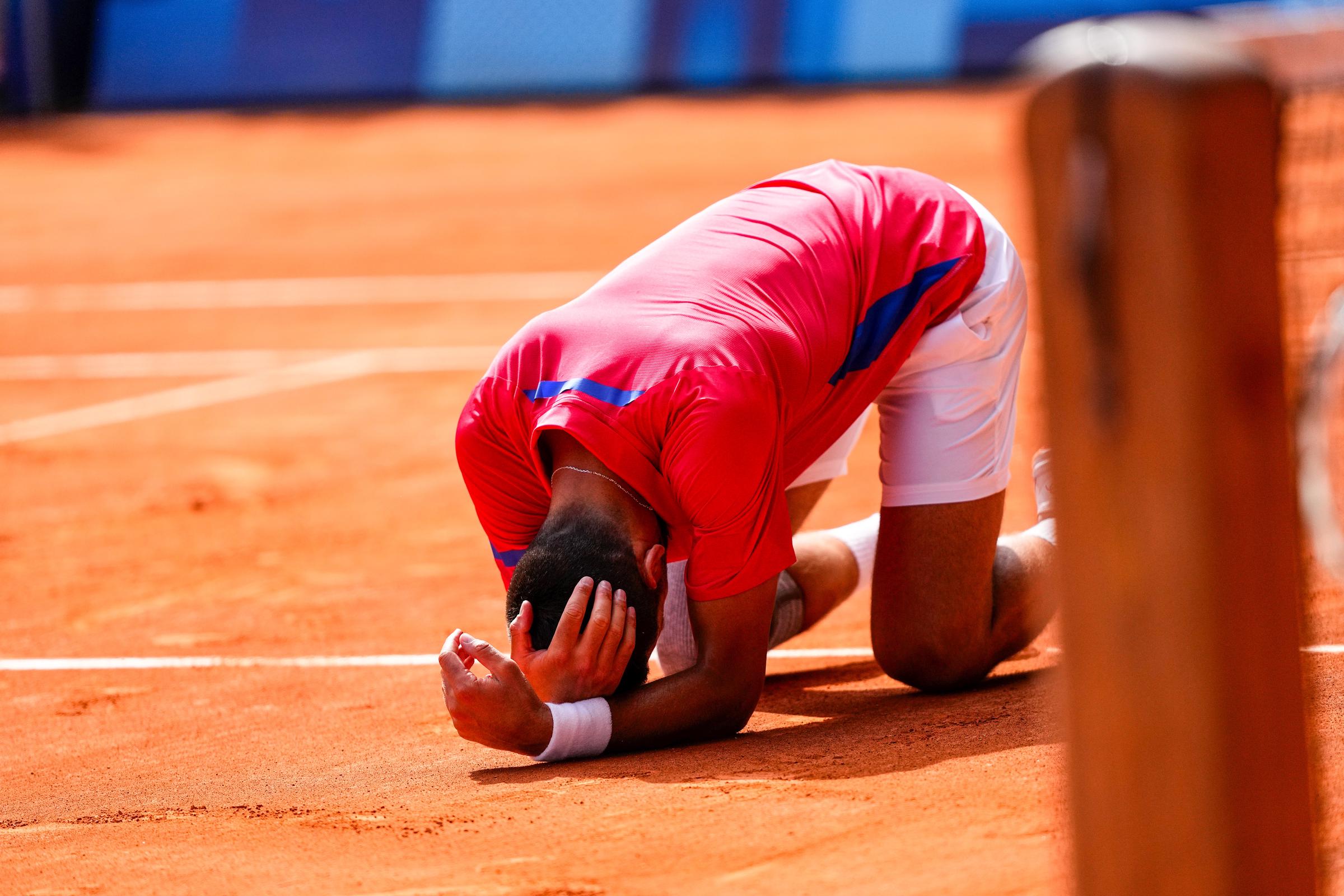 Novak Djokovic célèbre après sa victoire contre Carlos Alcaraz le 4 août 2024 | Source : Getty Images