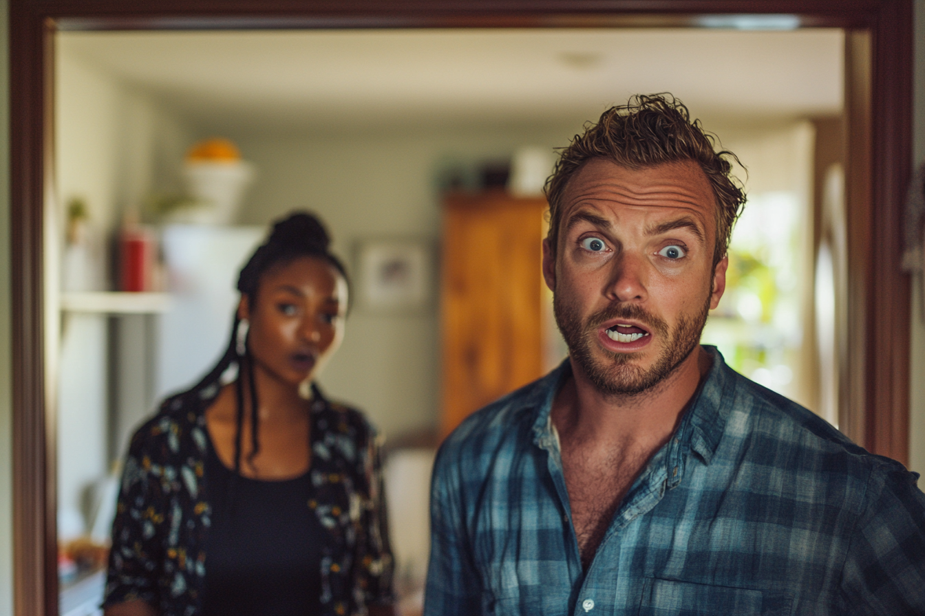 Deux personnes inquiètes dans une maison | Source : Midjourney