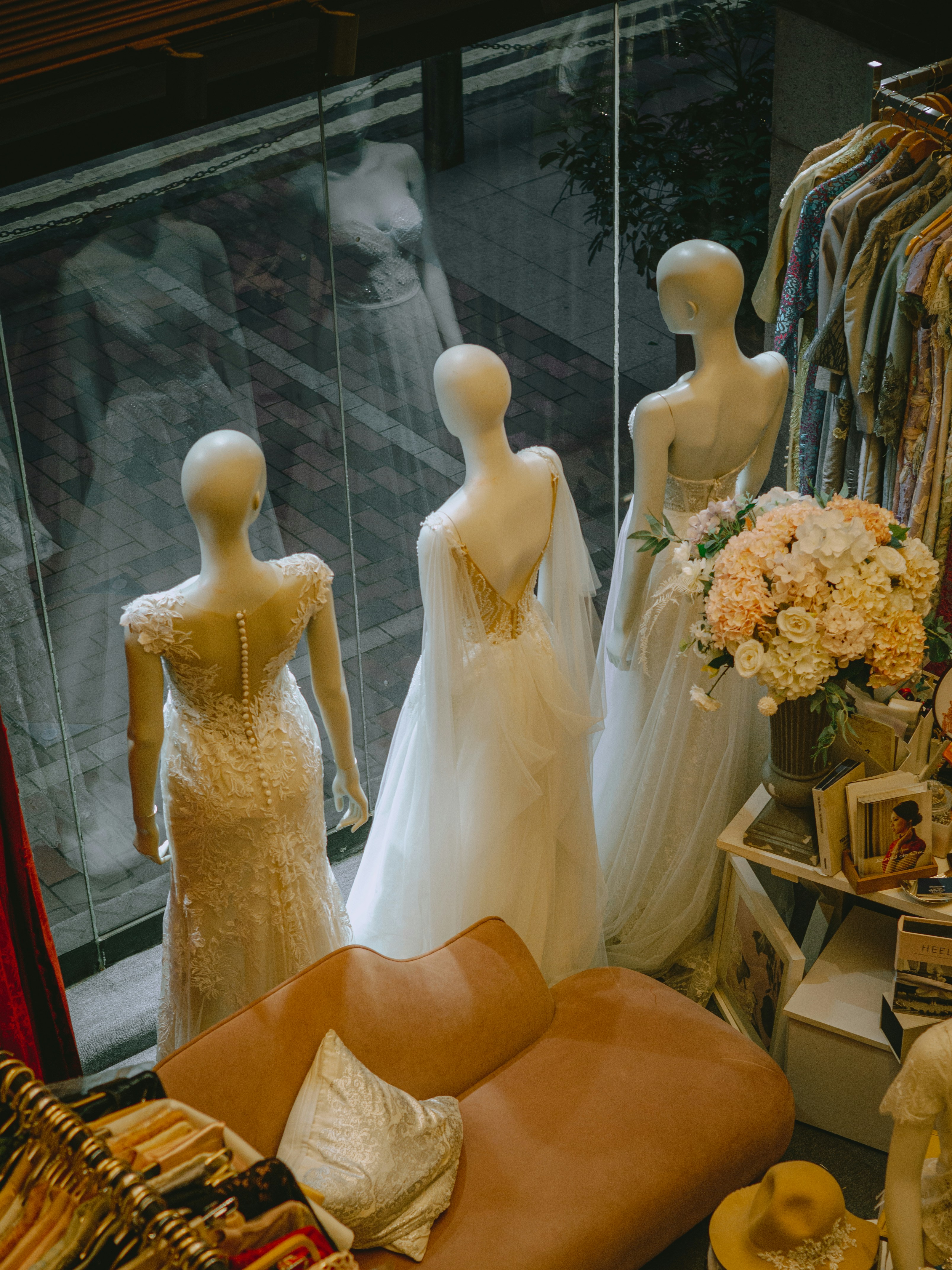 L'intérieur d'une boutique de robes de mariée | Source : Unsplash