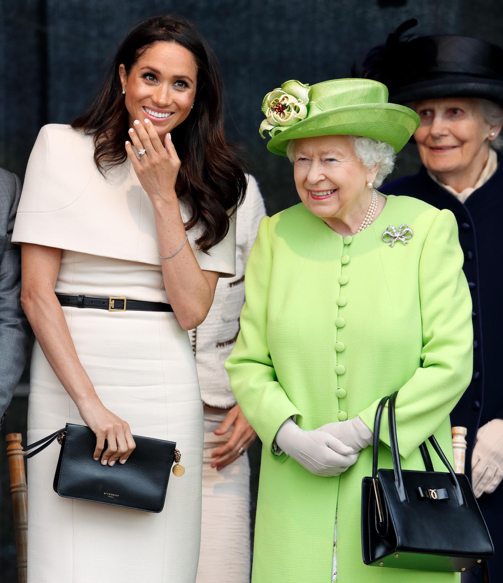 Meghan, duchesse de Sussex et la reine Élisabeth II assistent à une cérémonie d'ouverture du nouveau pont Mersey Gateway le 14 juin 2018 à Widnes, en Angleterre | Source : Getty Images