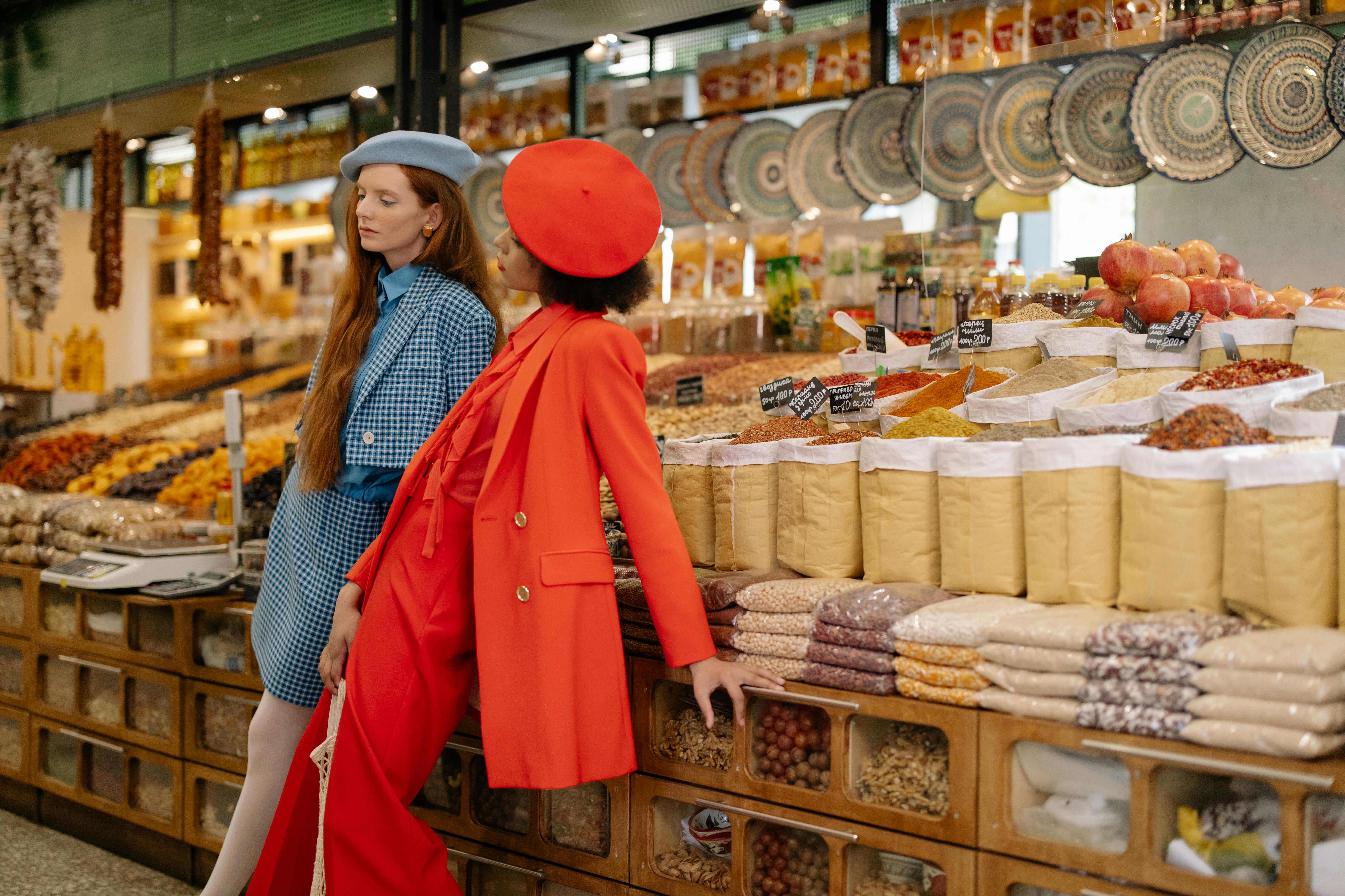 Deux femmes dans une épicerie | Source : Pexels