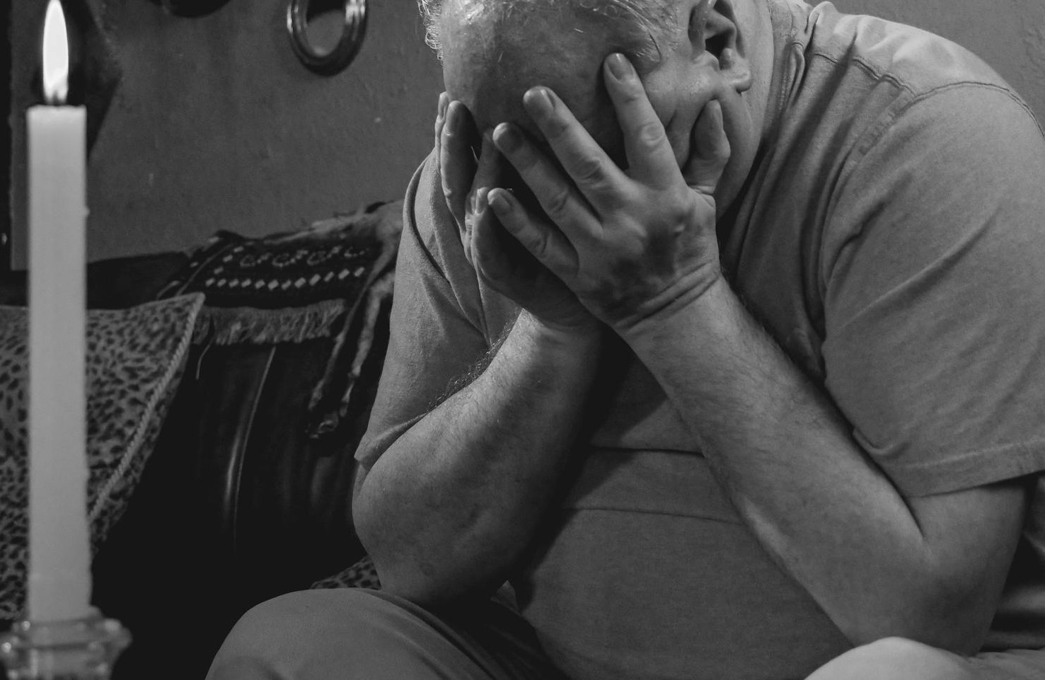 Photo en niveaux de gris d'un homme âgé en pleurs | Source : Pexels