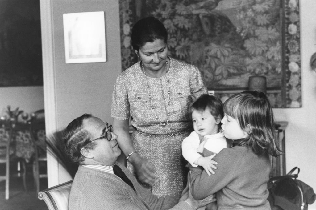 Antoine et Simone Veil à leur domicile parisien en compagnie de leurs petits-enfants en mai 1979 à Paris, France. | Photo : Getty Images
