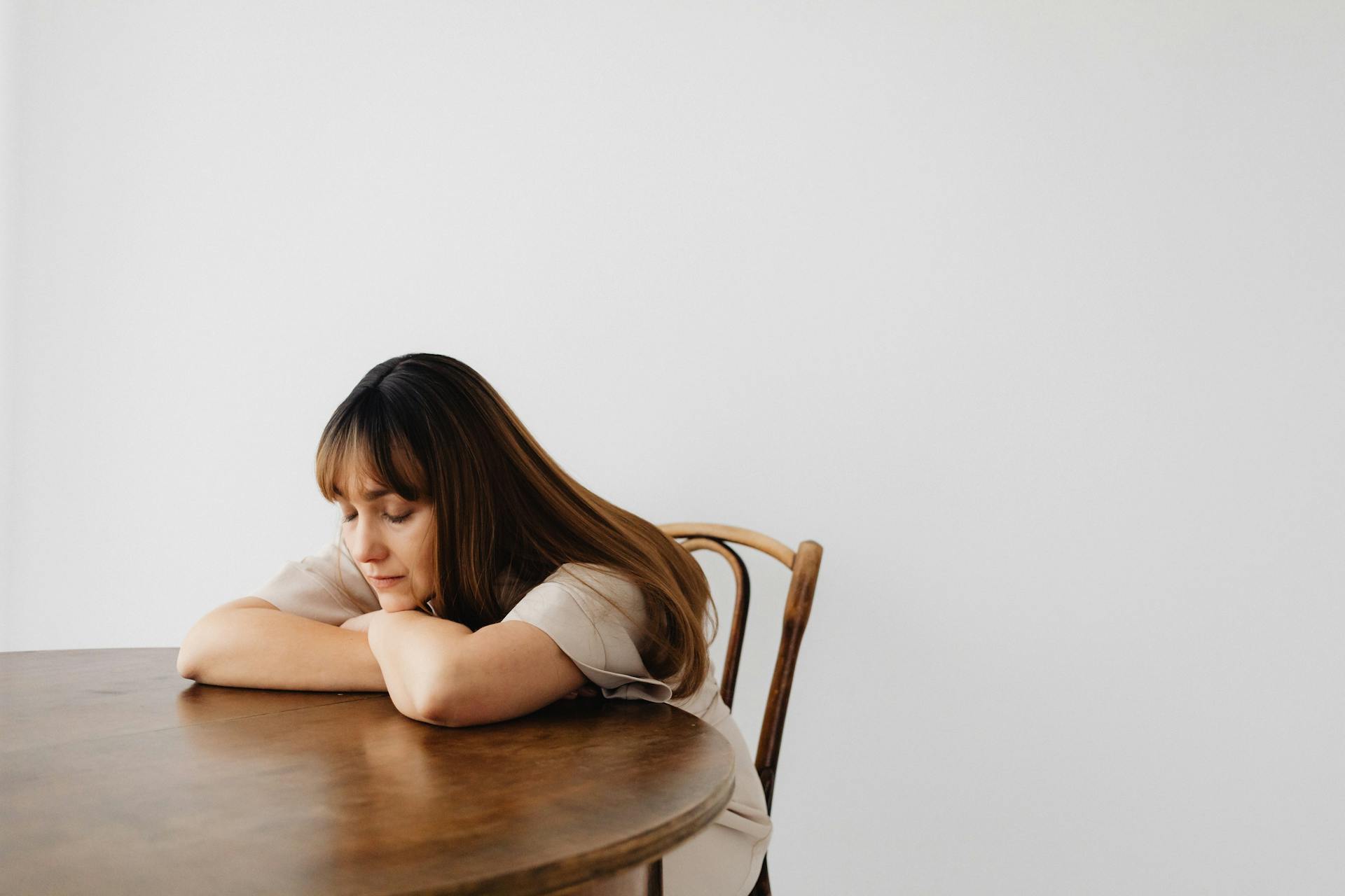 Une femme assise à une table | Source : Pexels