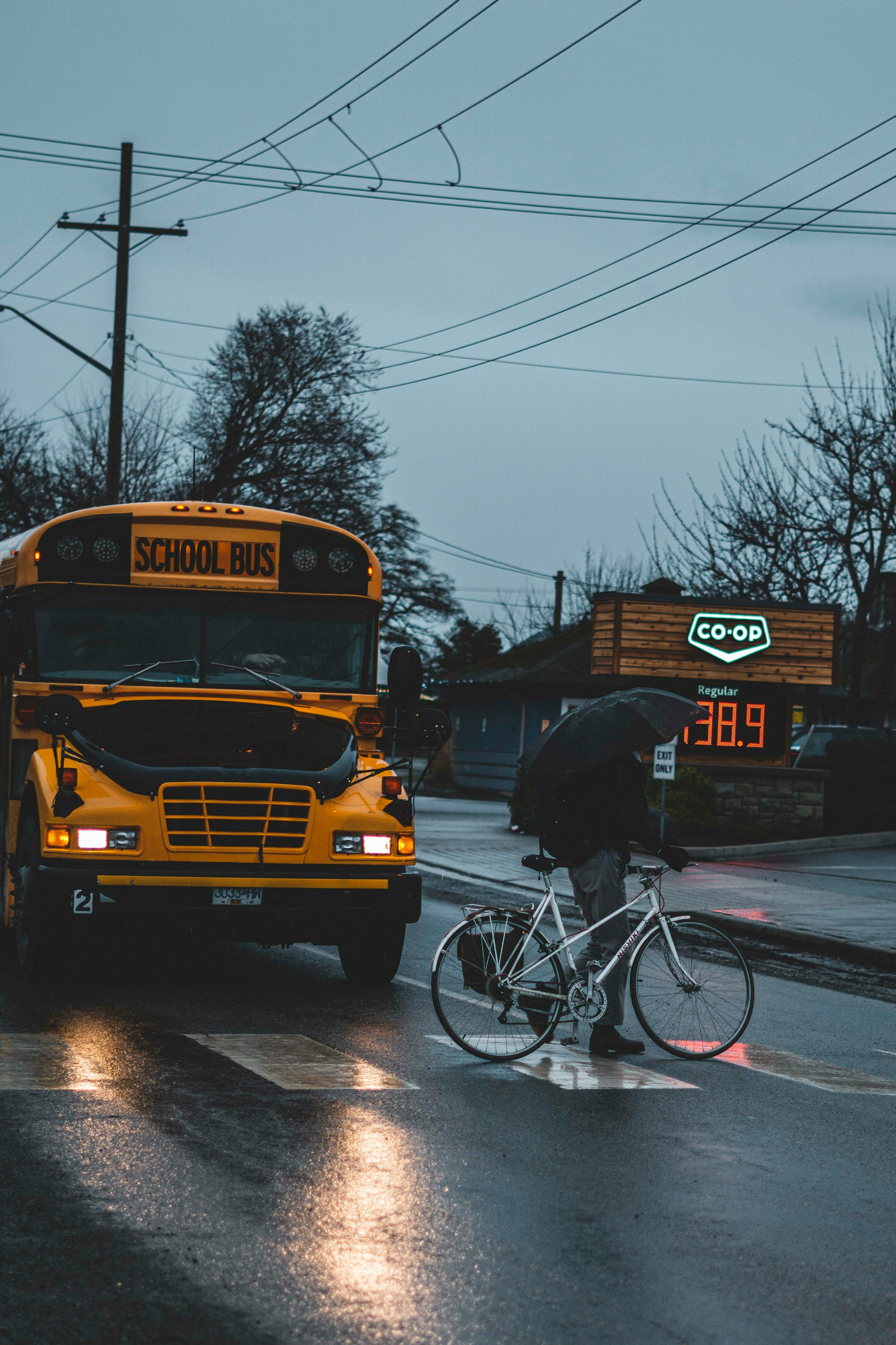 Un bus scolaire par une soirée pluvieuse | Source : Unsplash