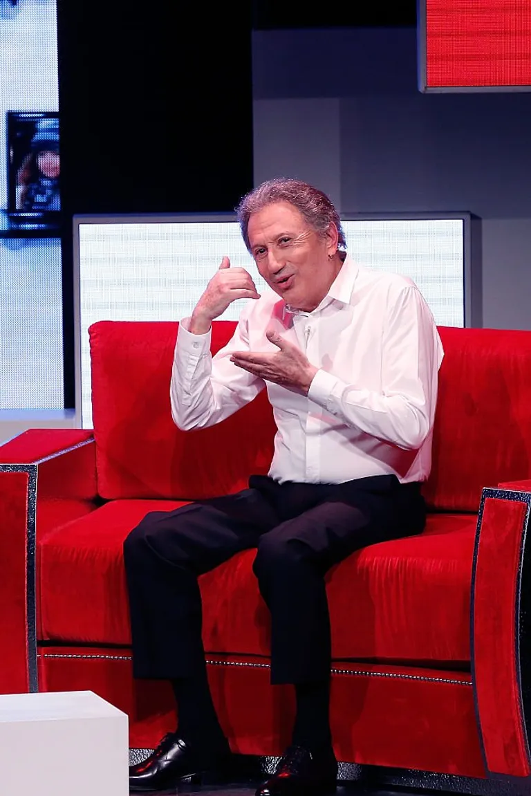 Michel Drucker sur un plateau de télévision / Source : Getty Images