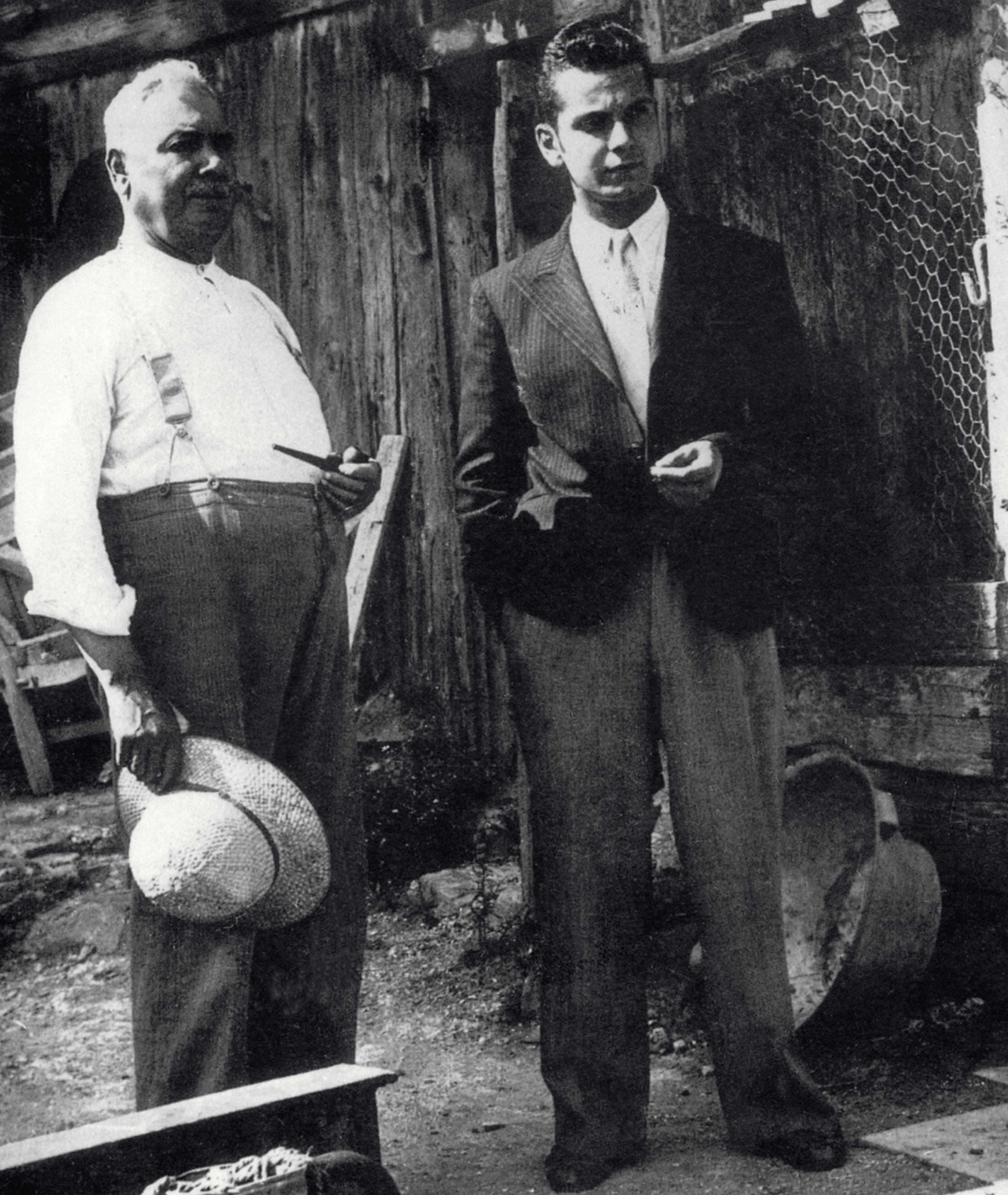 Georges Brassens (1921-1981) et son père vers 1946 | Photo : Getty Images