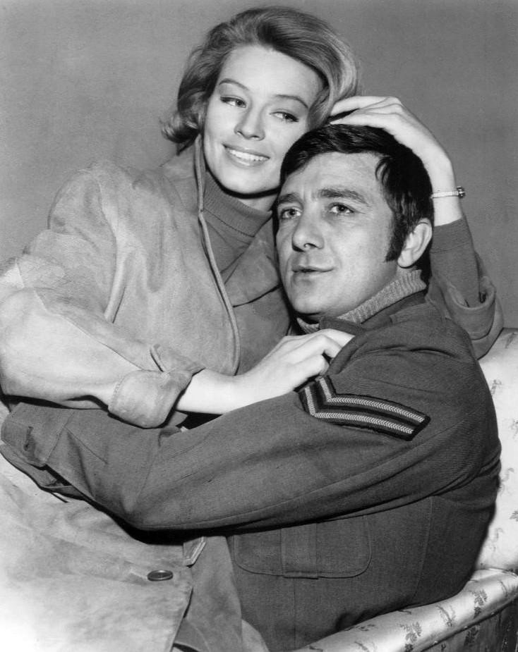 Photo de Richard Dawson dans le rôle de Newkirk avec Ulla Stromstedt de l'émission de télévision "Hogan's Heroes", vers les années 1960. | Photo: Wikimedia Commons