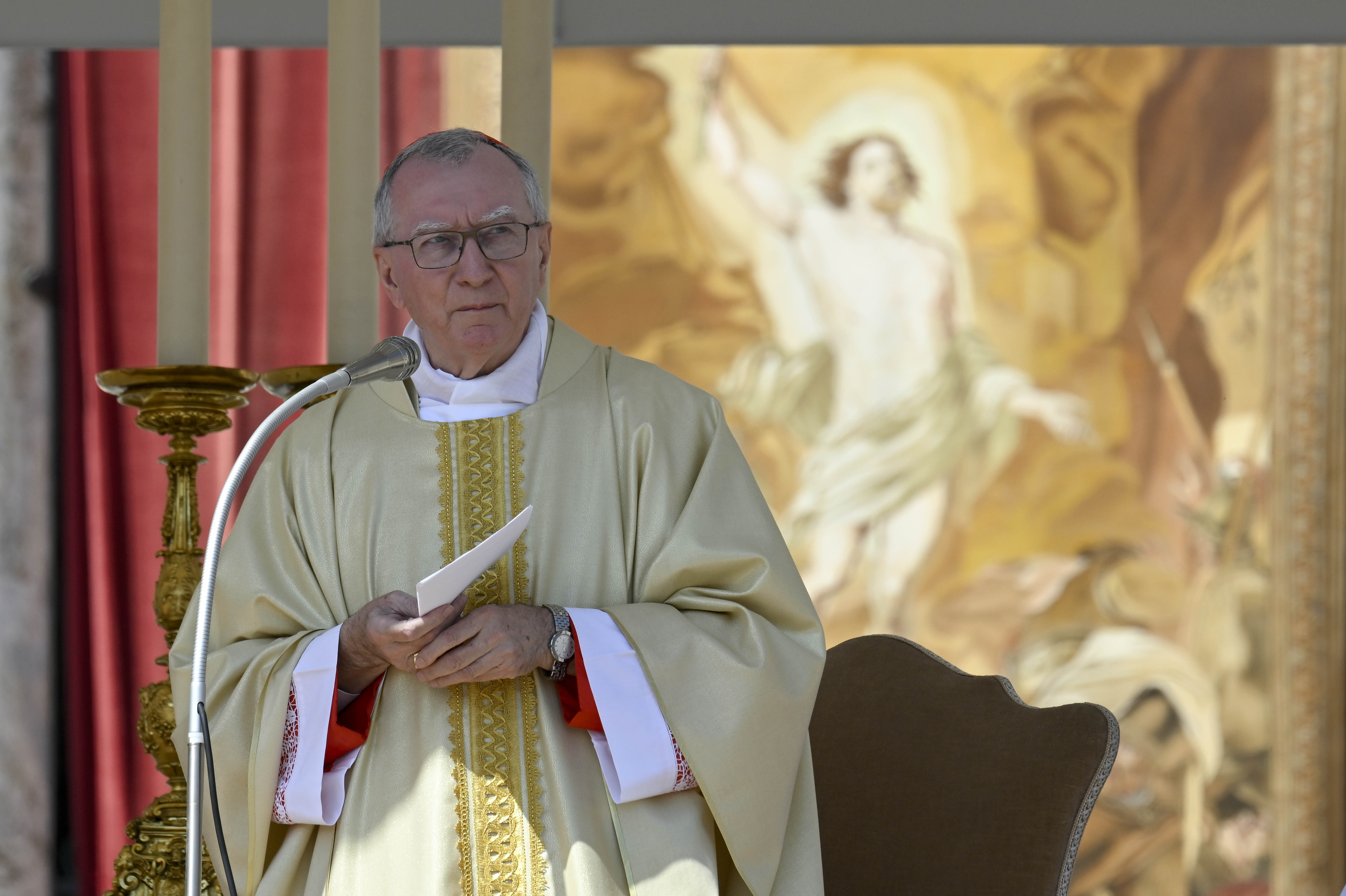 Le cardinal Pietro Parolin célèbre la messe du dimanche de la Divine Miséricorde en suffrage du pape François, le 27 avril 2025, sur la place Saint-Pierre au Vatican. | Source : Getty Images
