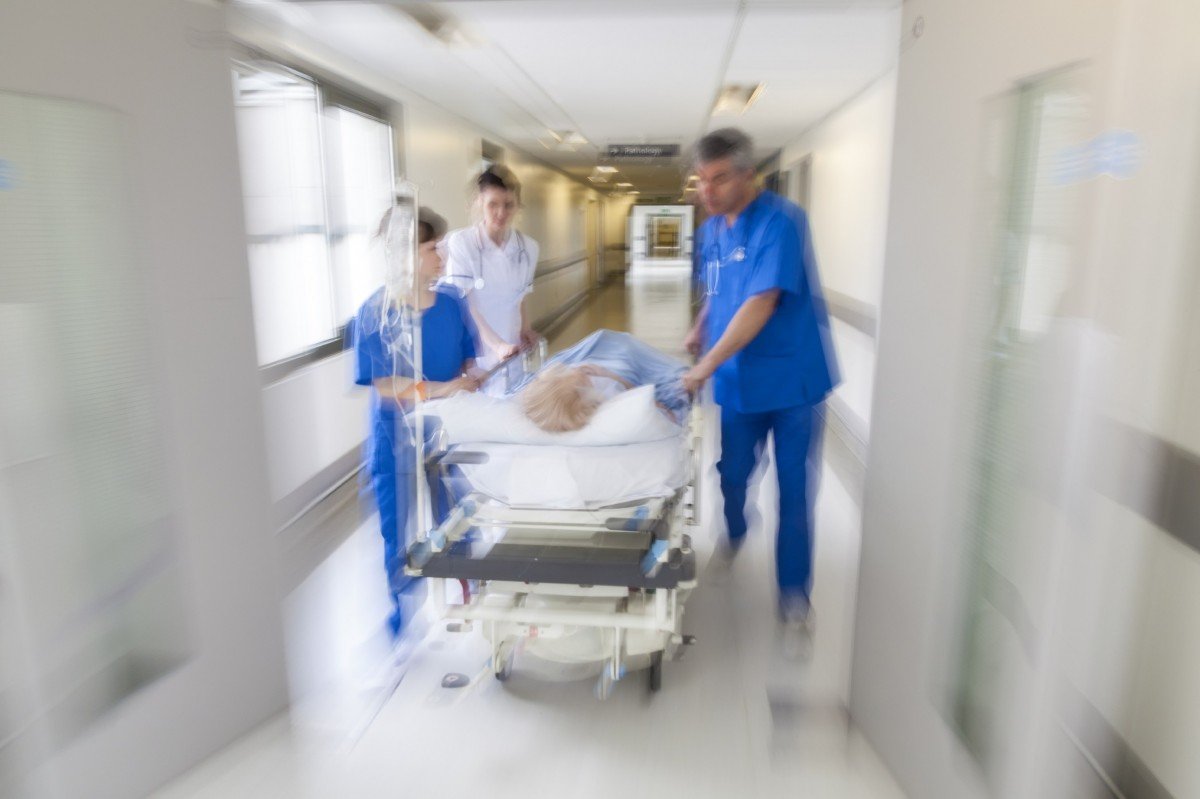 Le personnel médical poussant une civière avec un patient dans un couloir d’un hôpital. | Image: PxHere