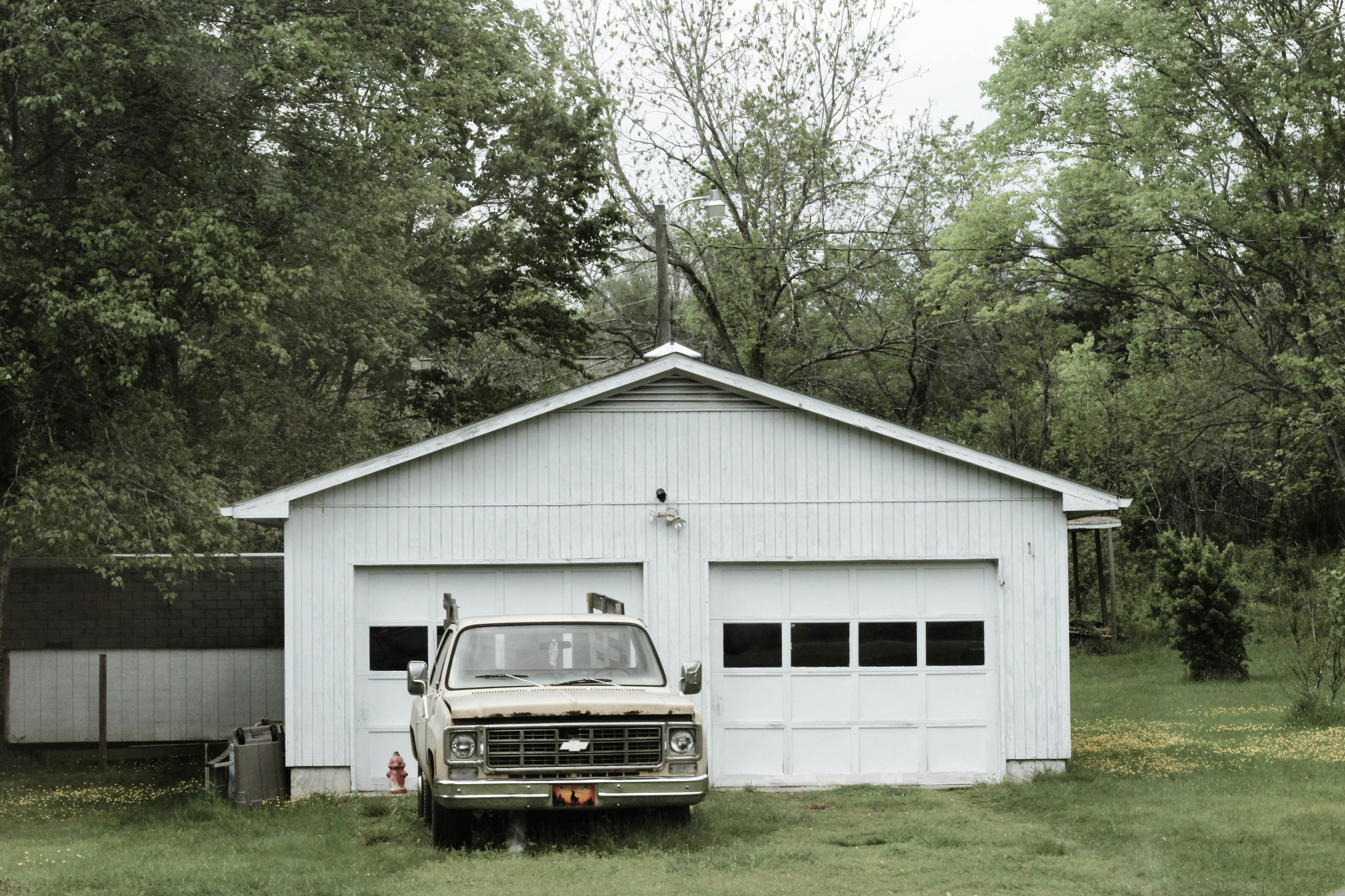 Un garage blanc avec une voiture | Source : Pexels