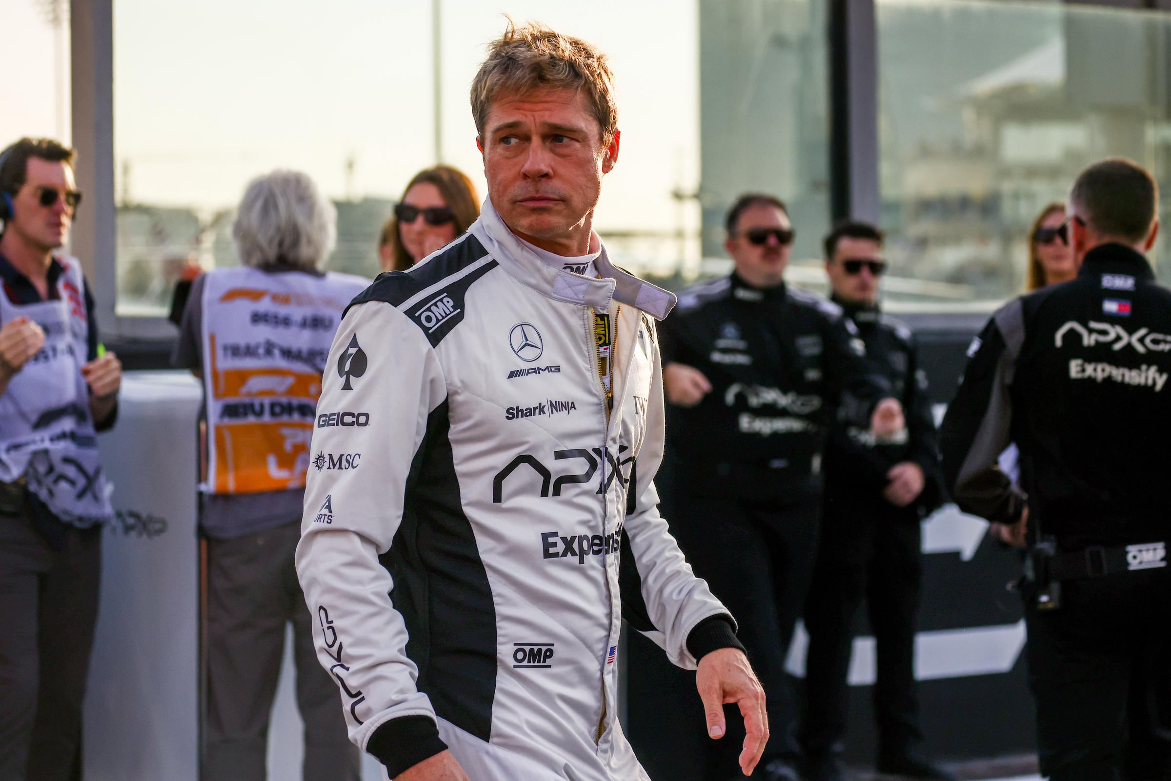 Brad Pitt dans le rôle de Sonny Hayes dans le prochain film "F1" dans une scène avant le Grand Prix de Formule 1 d'Abu Dhabi le 8 décembre 2024, aux Emirats Arabes Unis | Source : Getty Images