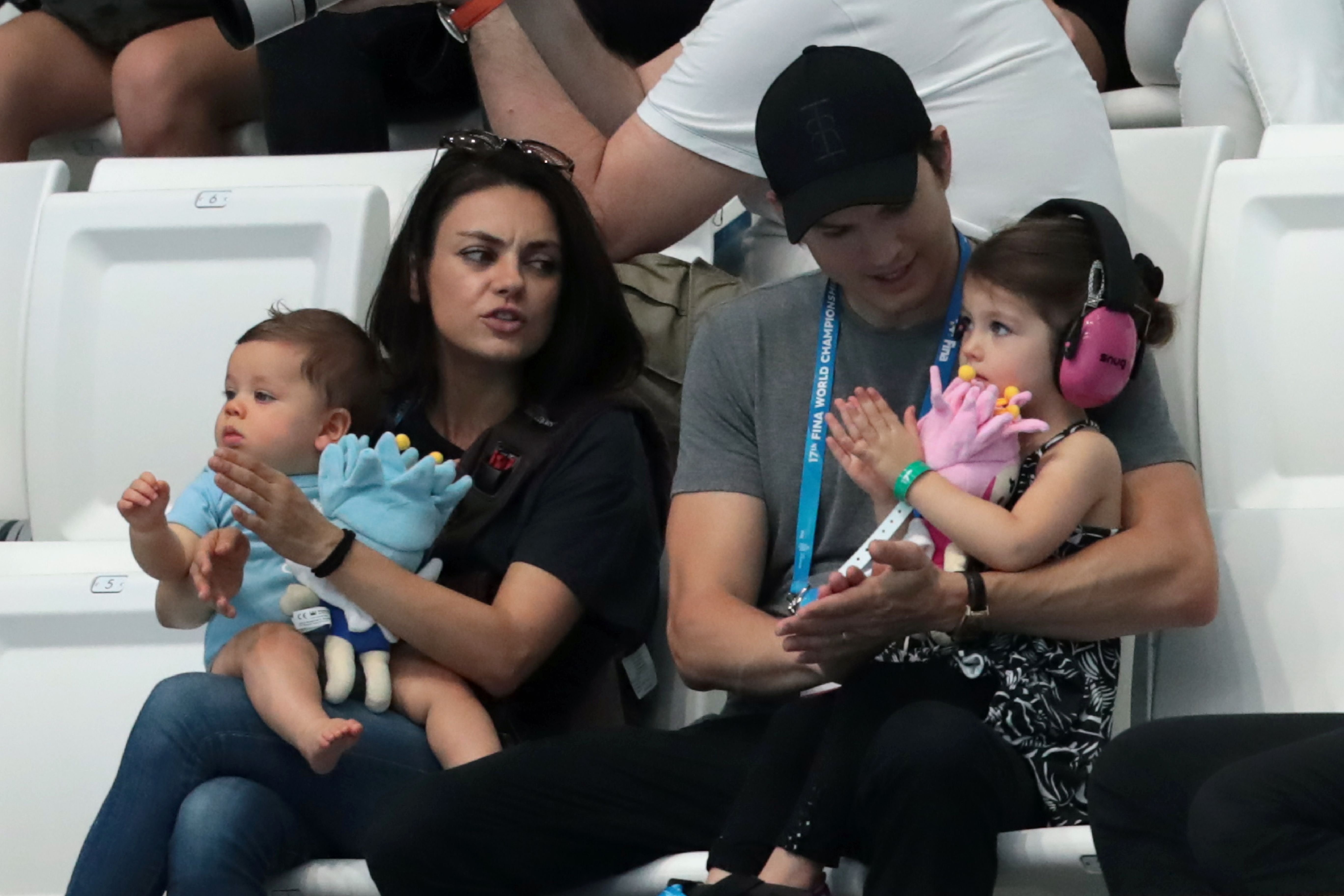 Ashton Kutcher, sa femme Mila Kunis et leurs enfants Wyatt et Dimitri en Hongrie en 2017 | Source : Getty Images