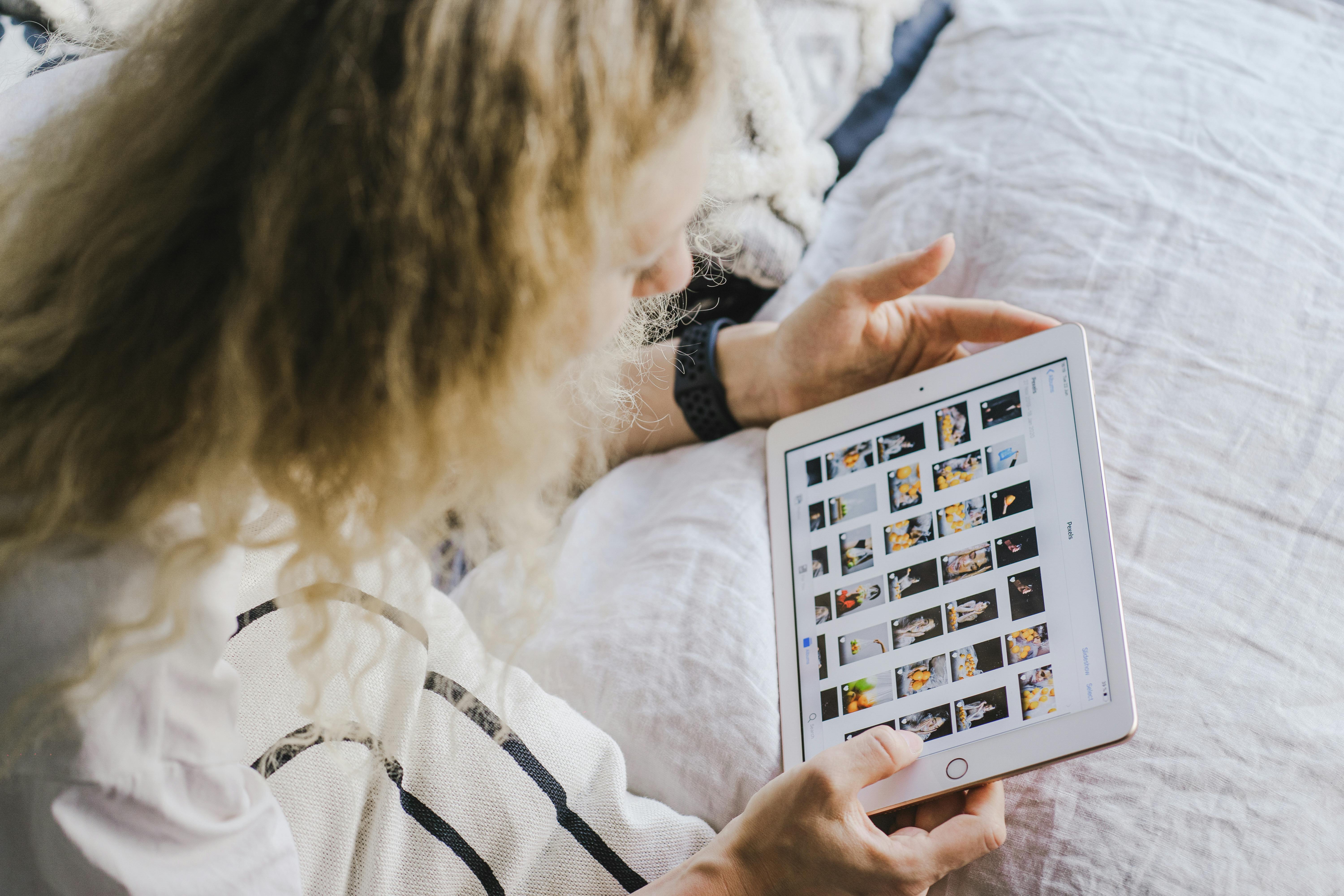 Une femme regarde son iPad | Source : Pexels